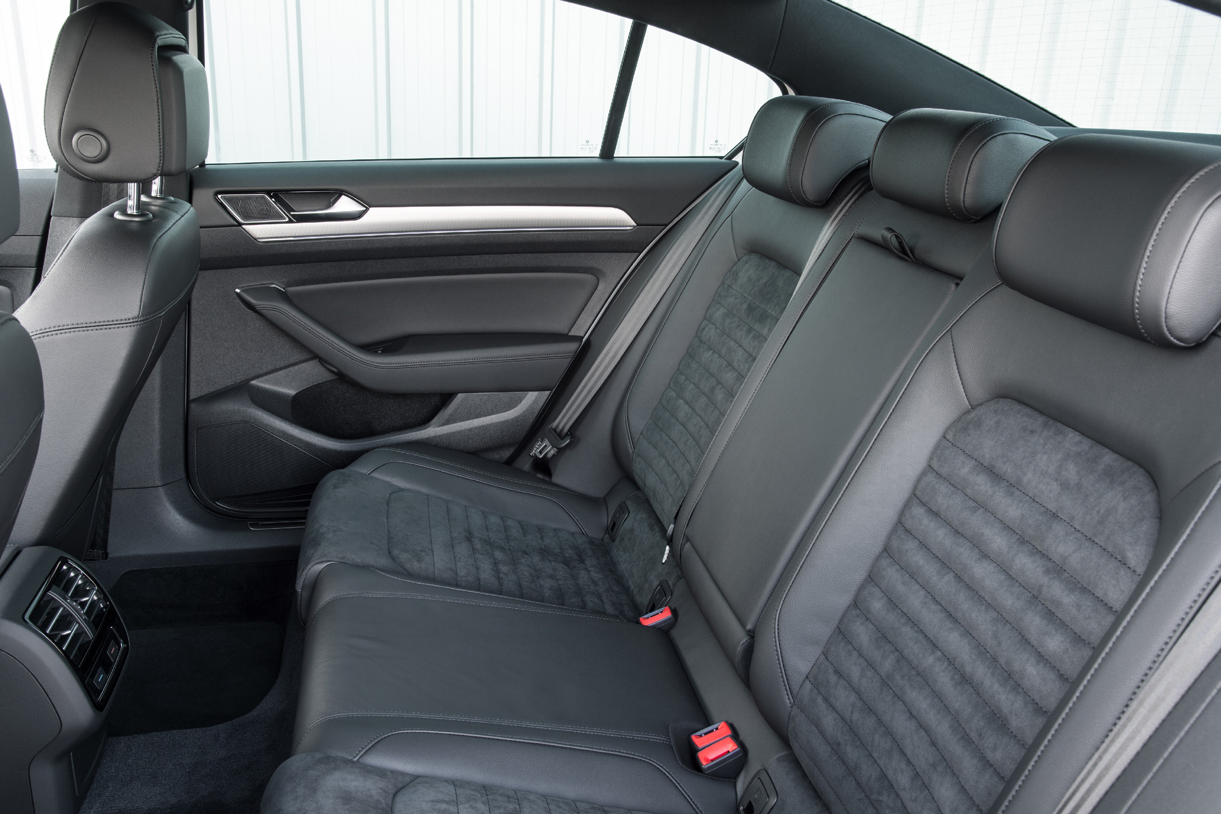 Volkswagen Passat GTE 2016 - rear seats