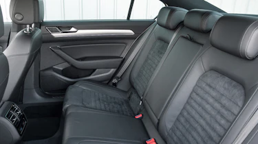 Volkswagen Passat GTE 2016 - rear seats