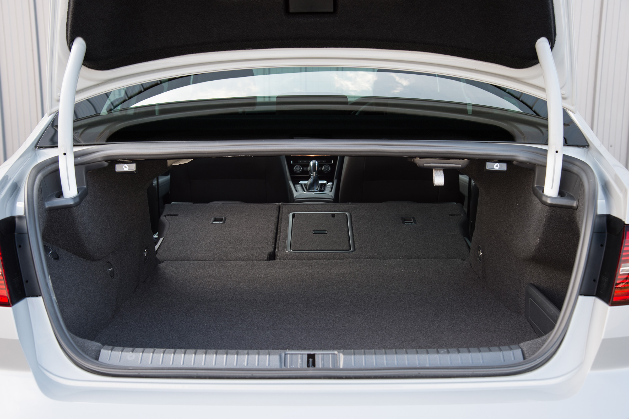 Volkswagen Passat GTE 2016 - boot seats down