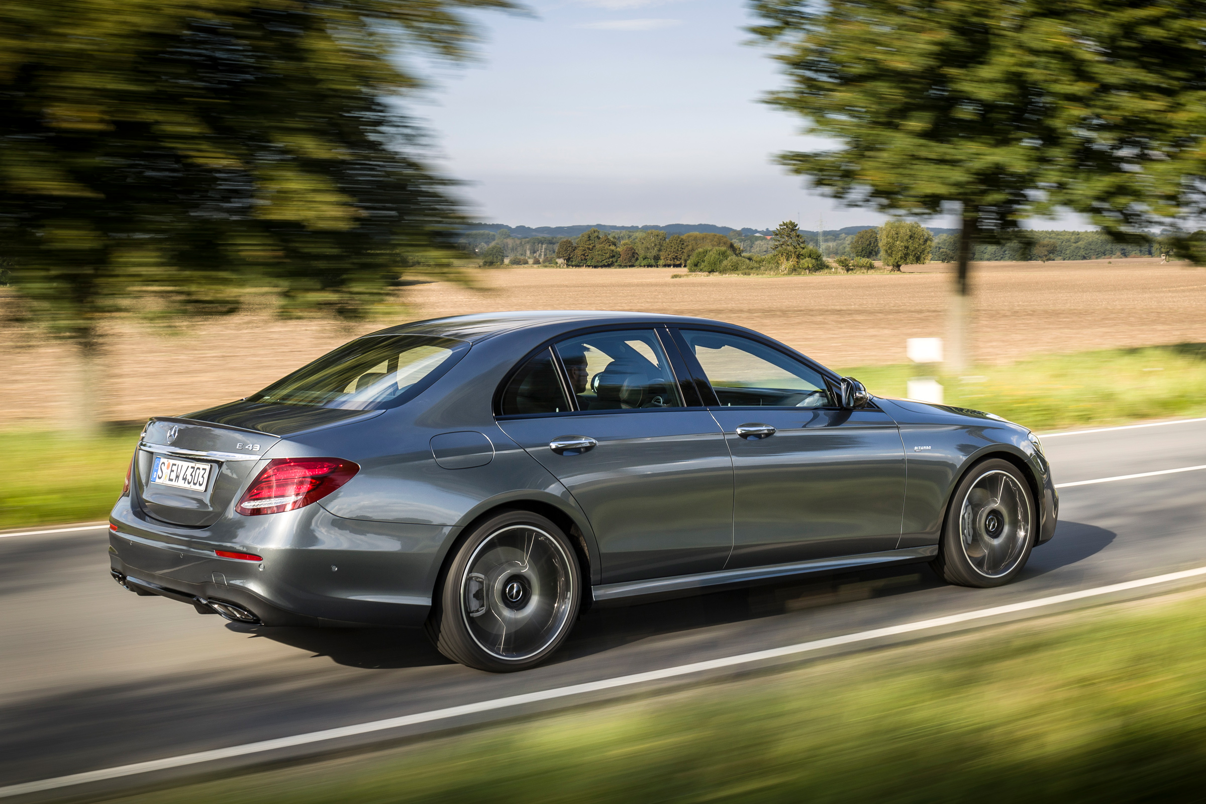 Mercedes-AMG E 43 4MATIC - rear tracking