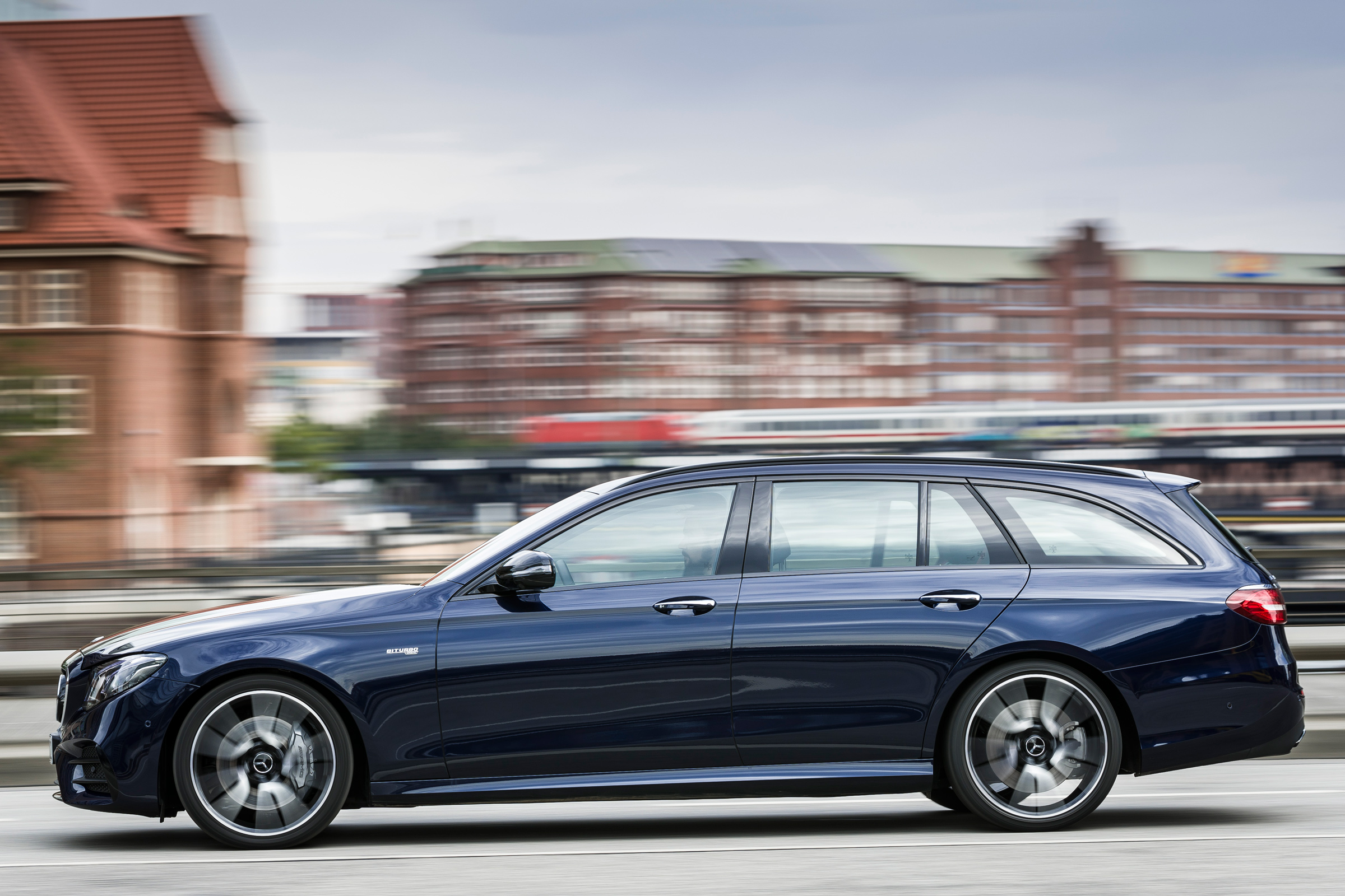Mercedes-AMG E 43 4MATIC estate - side tracking