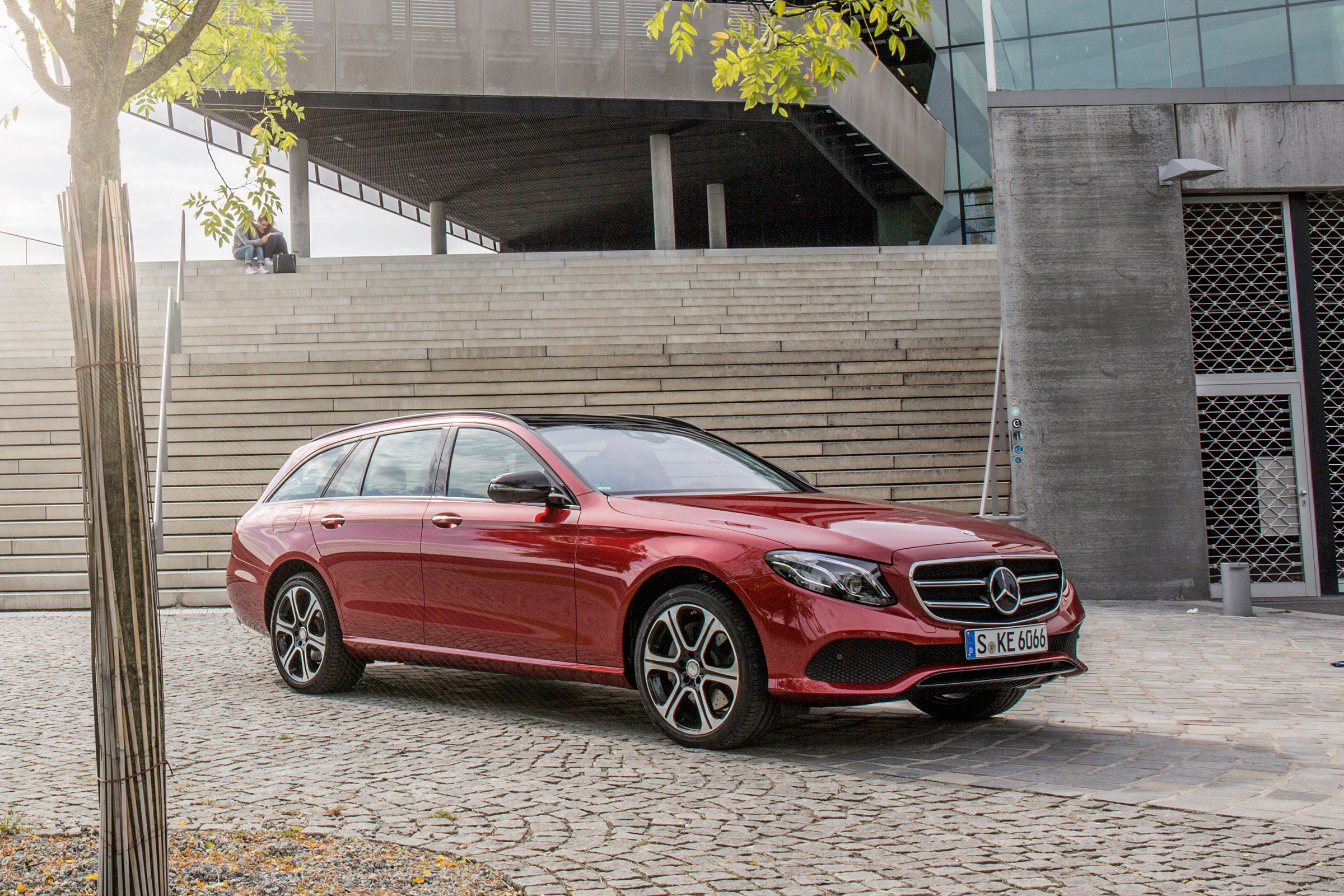 Mercedes E-Class Estate 2016 - front quarter