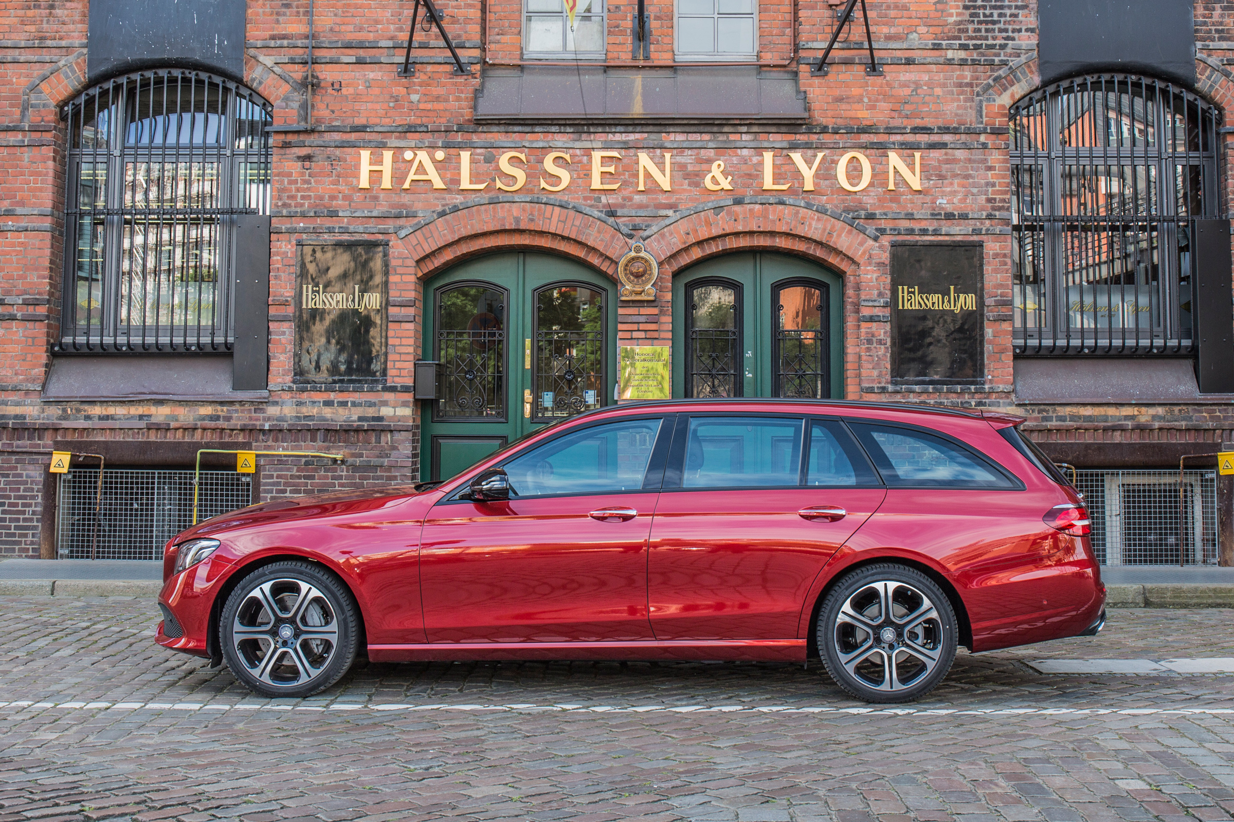 Mercedes E-Class Estate 2016 - side