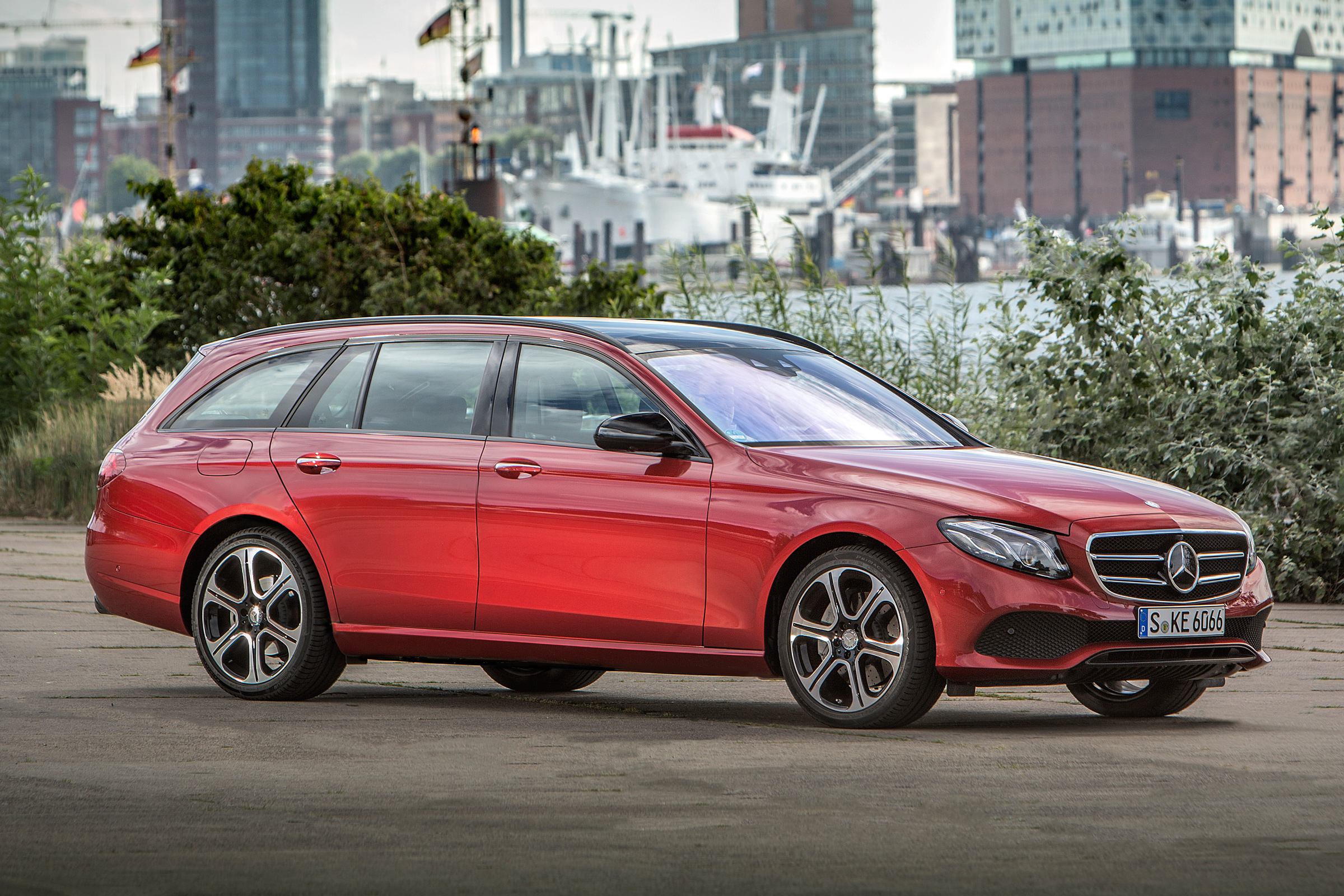 Mercedes E-Class Estate 2016 - front quarter 2