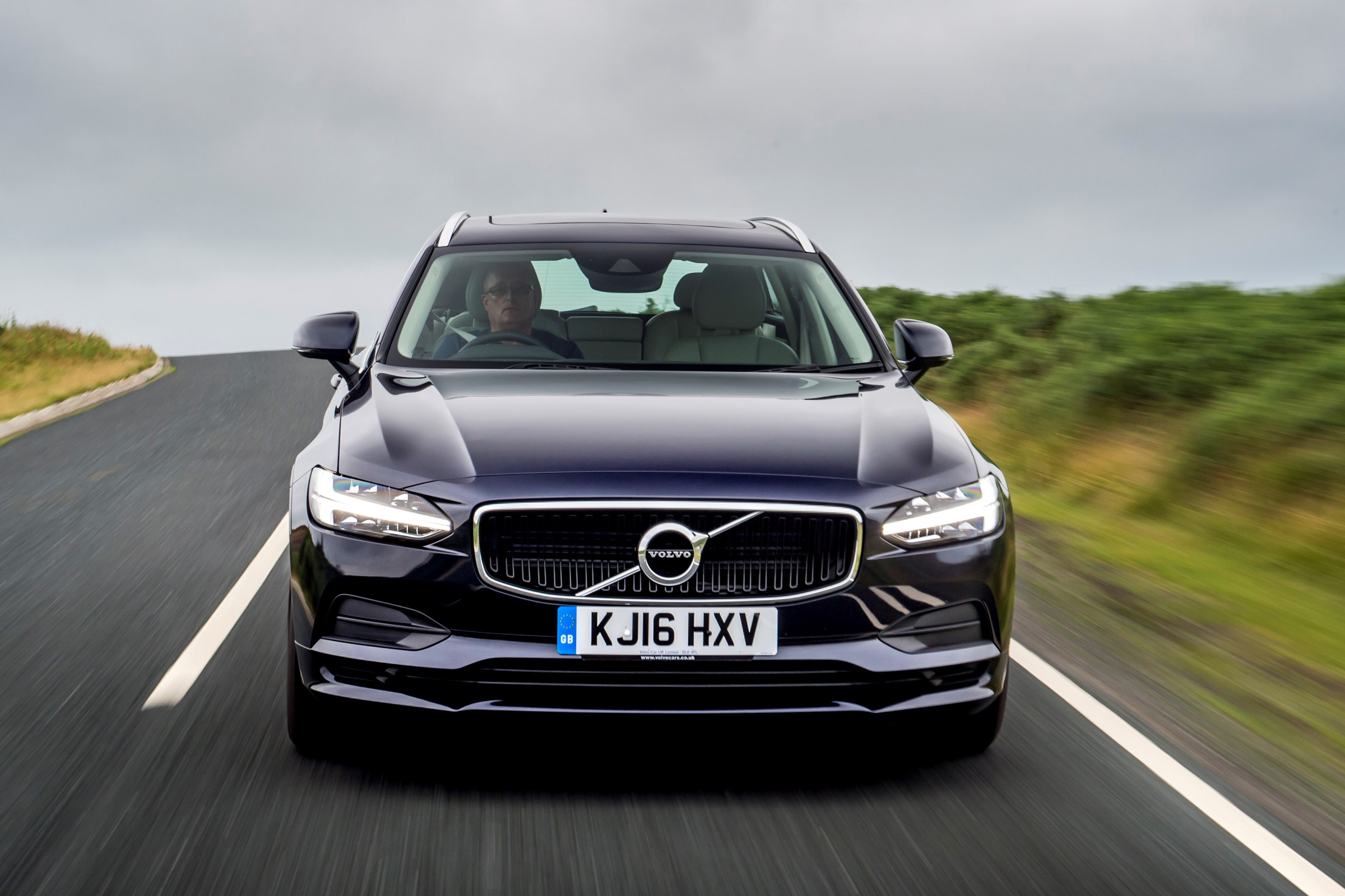 Volvo V90 D5 Momentum - front tracking 2
