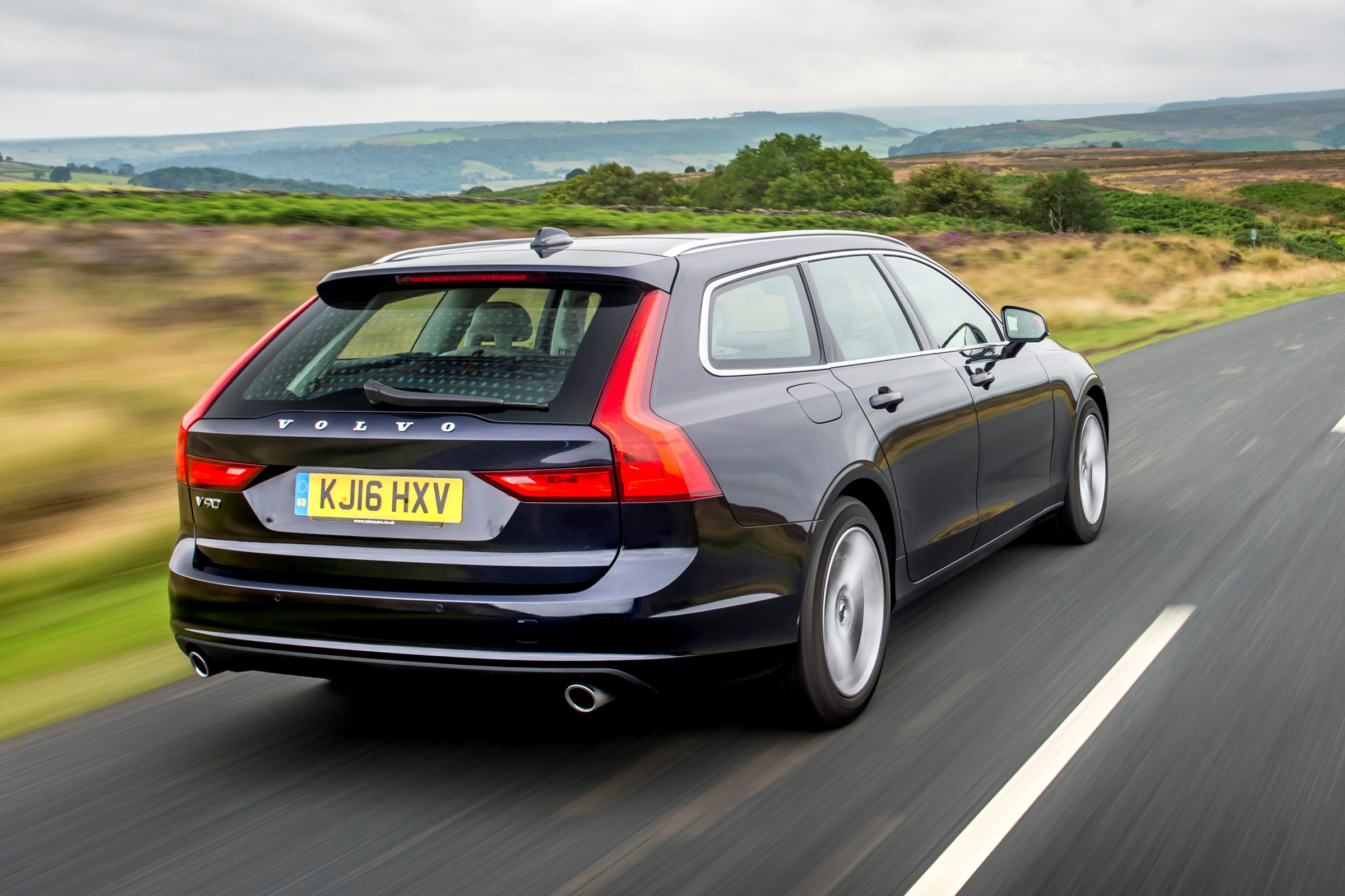Volvo V90 D5 Momentum - rear tracking