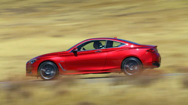 Infiniti Q60 - side tracking