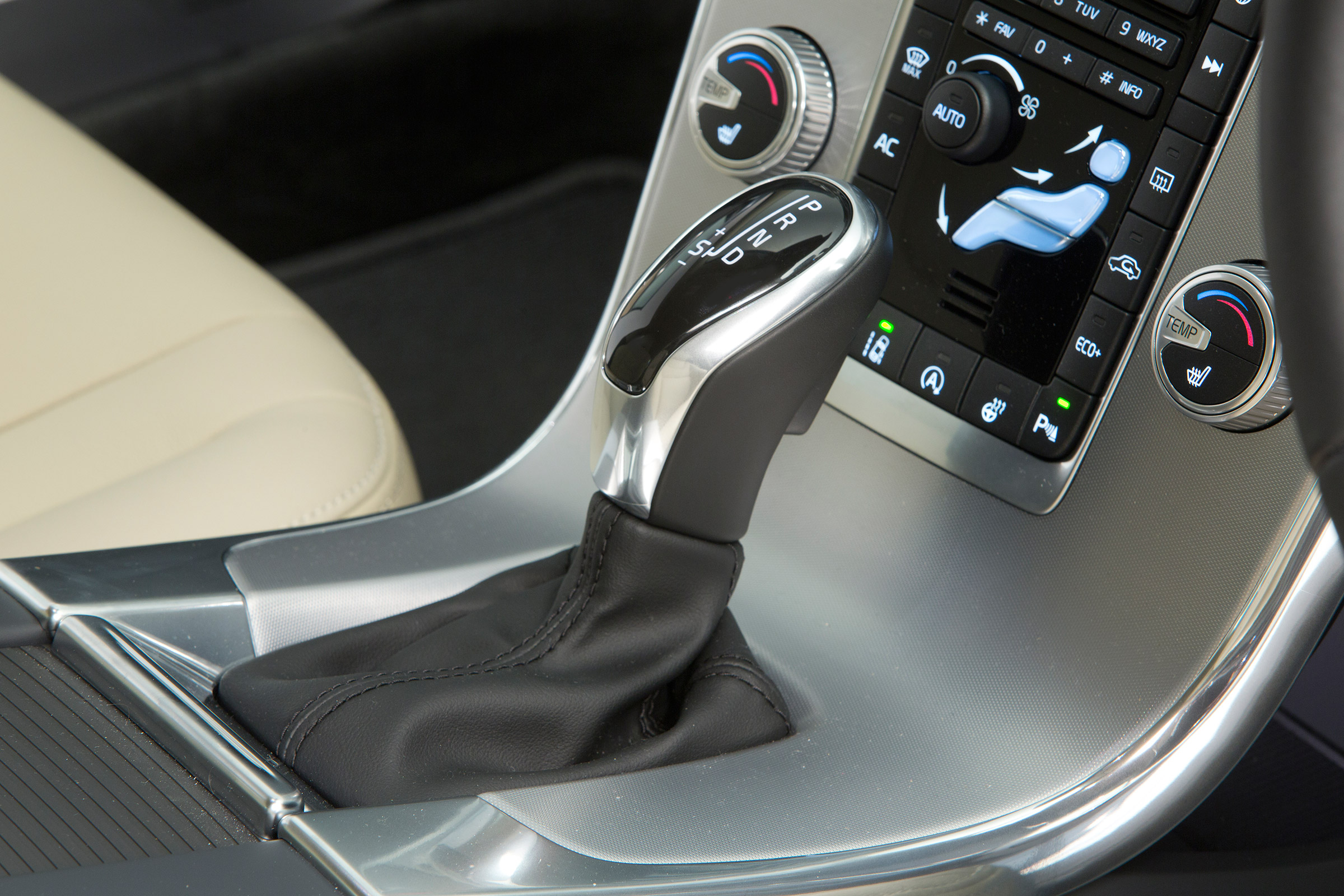 Used Volvo S60 - centre console