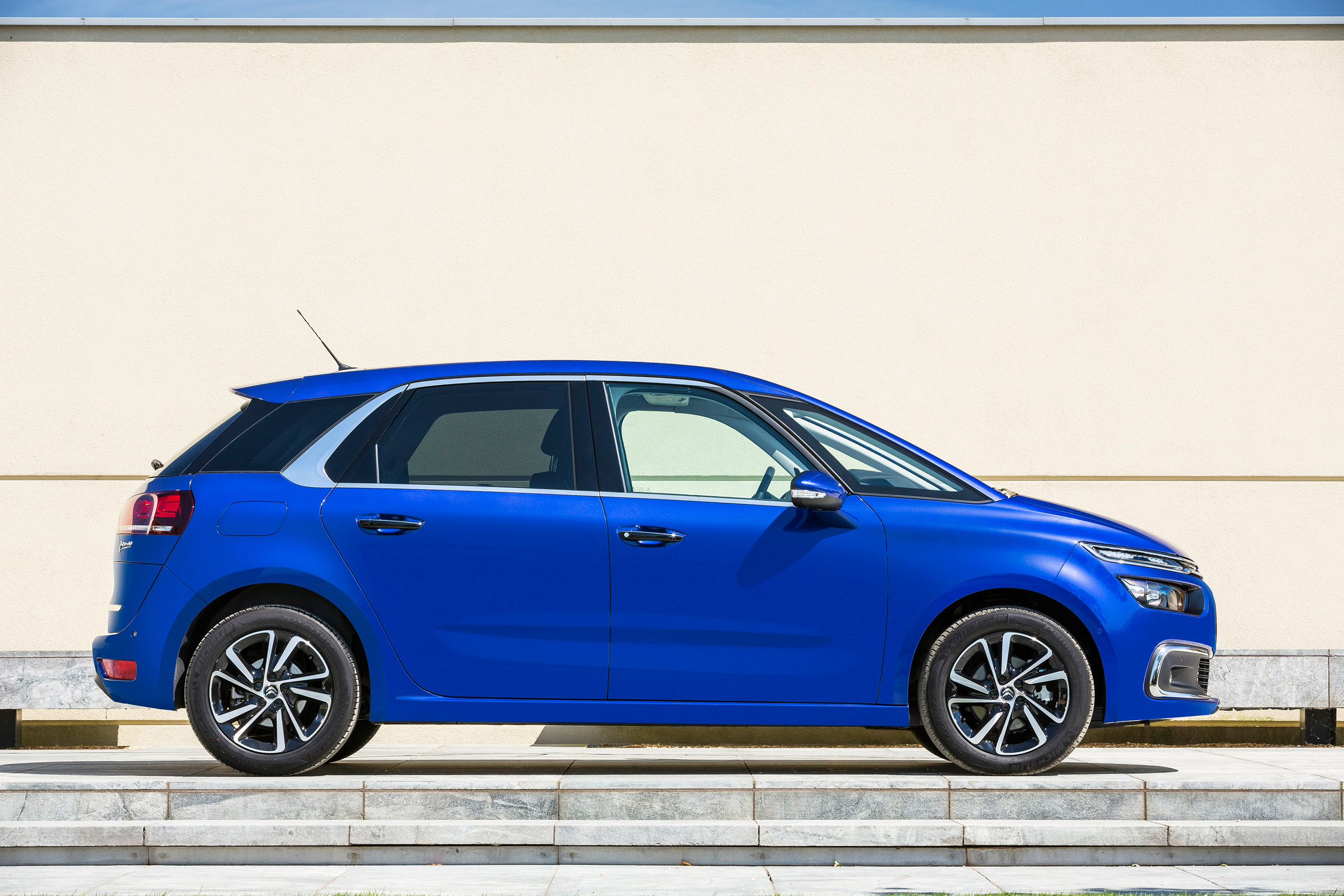 Citroen C4 Picasso side profile