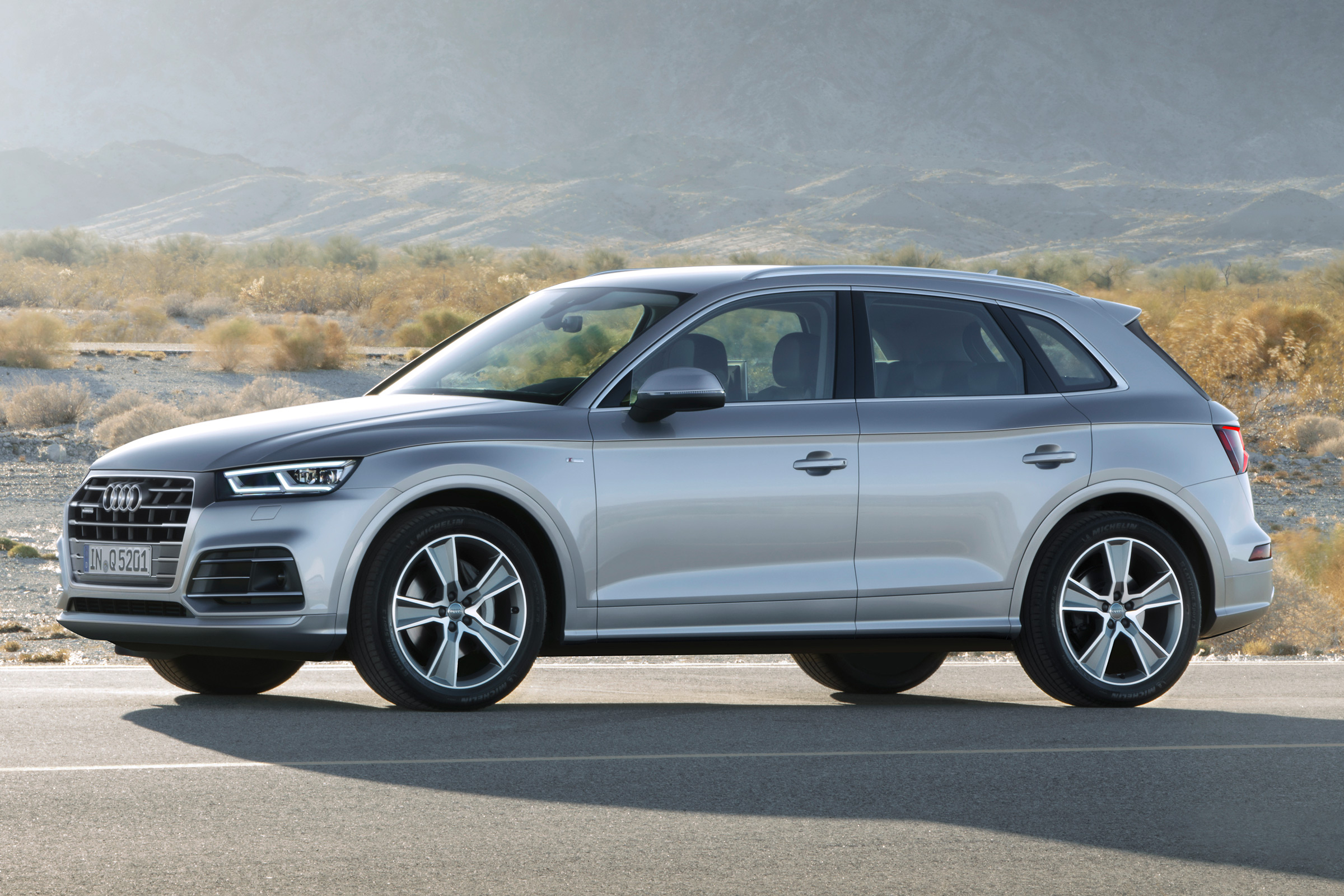 Audi Q5 SUV - front quarter silver 2
