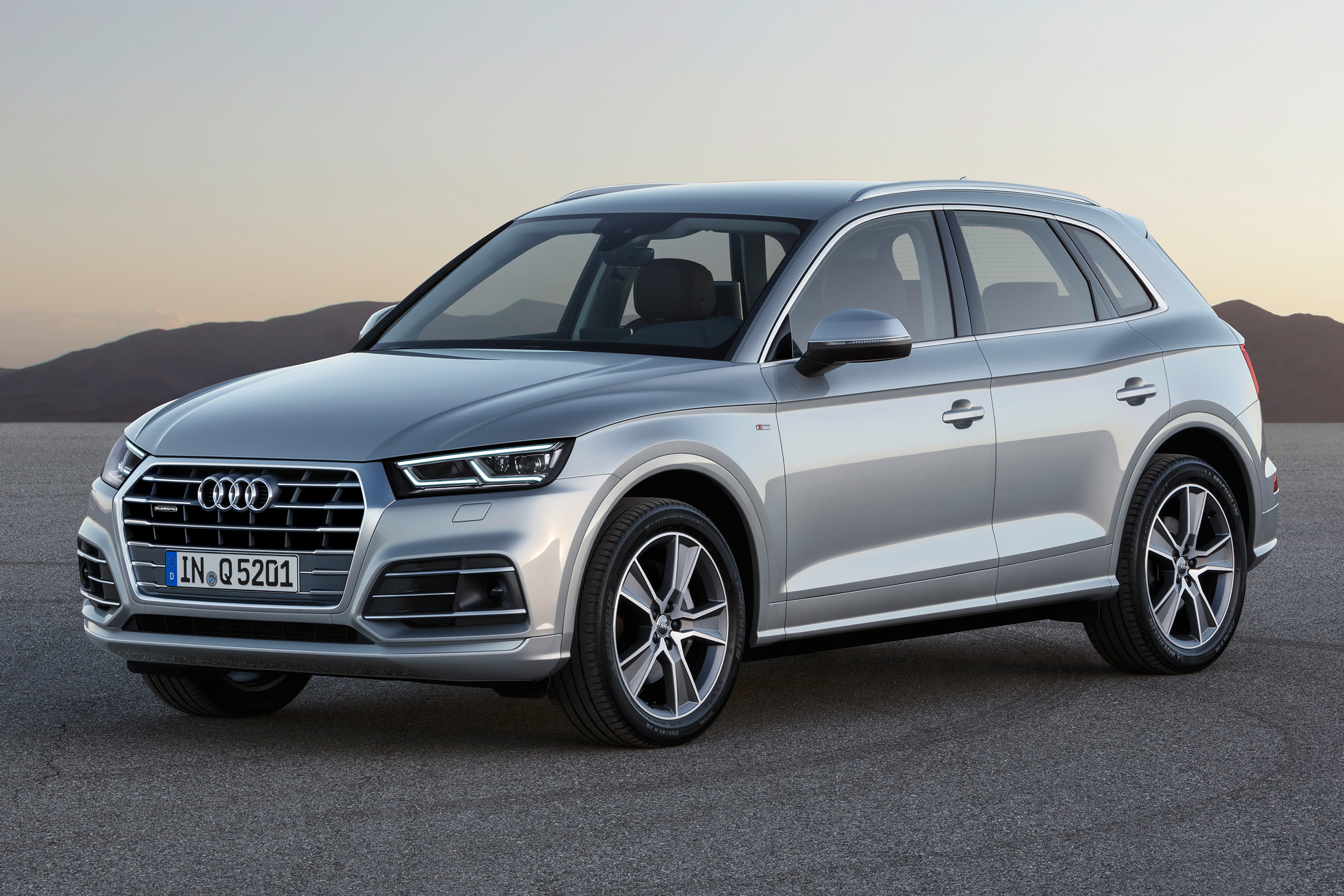 Audi Q5 SUV - front quarter silver