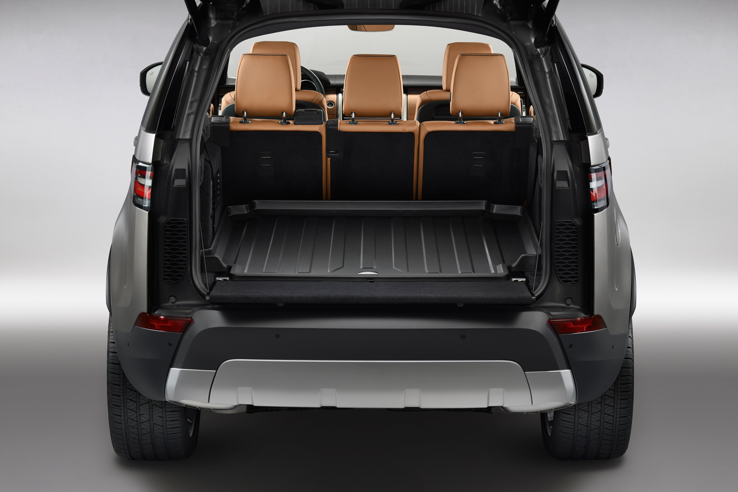 Land Rover Discovery 2017 - official boot