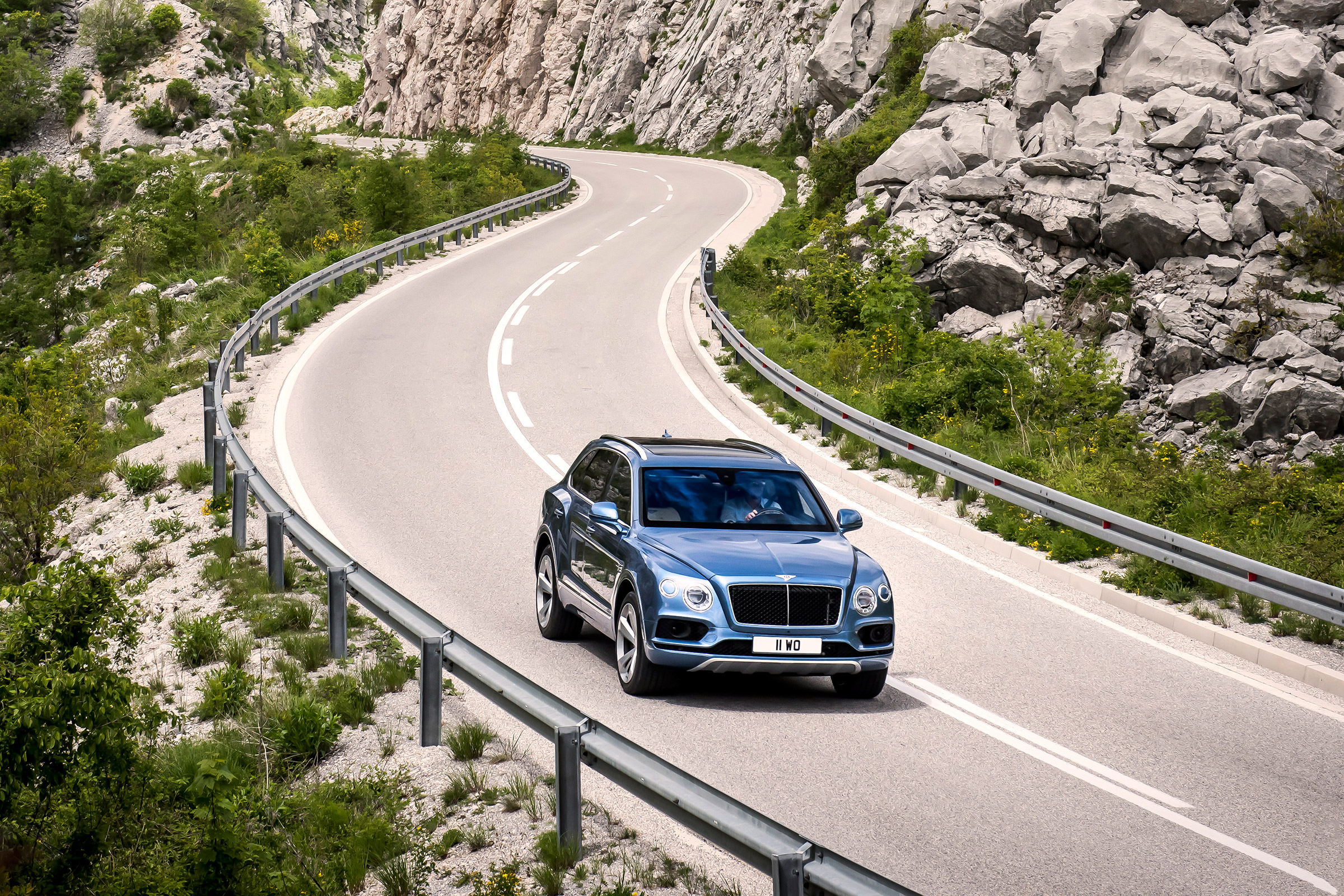 Bentley Bentayga Diesel - front panning