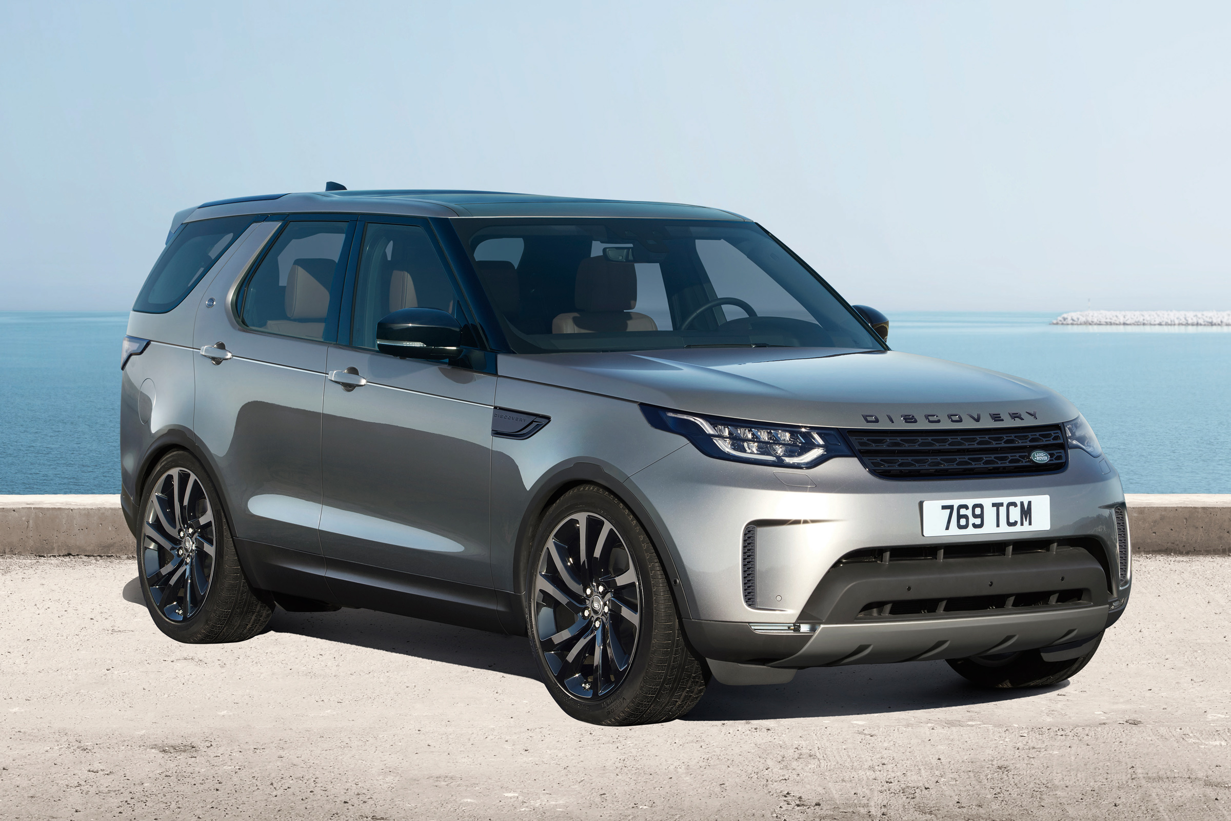 Land Rover Discovery 2017 - black pack front