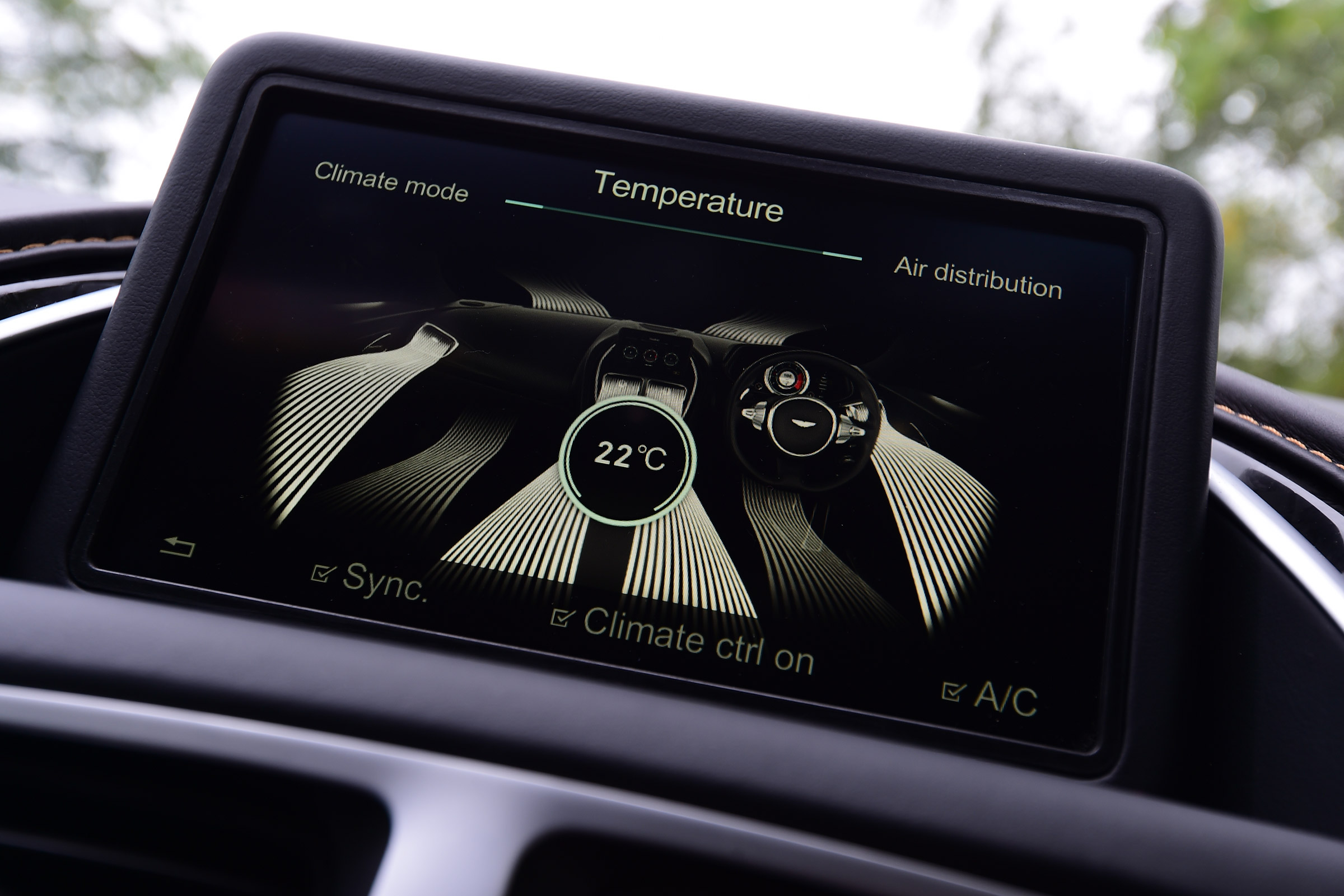 Aston Martin DB11 - screen