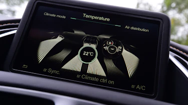 Aston Martin DB11 - screen