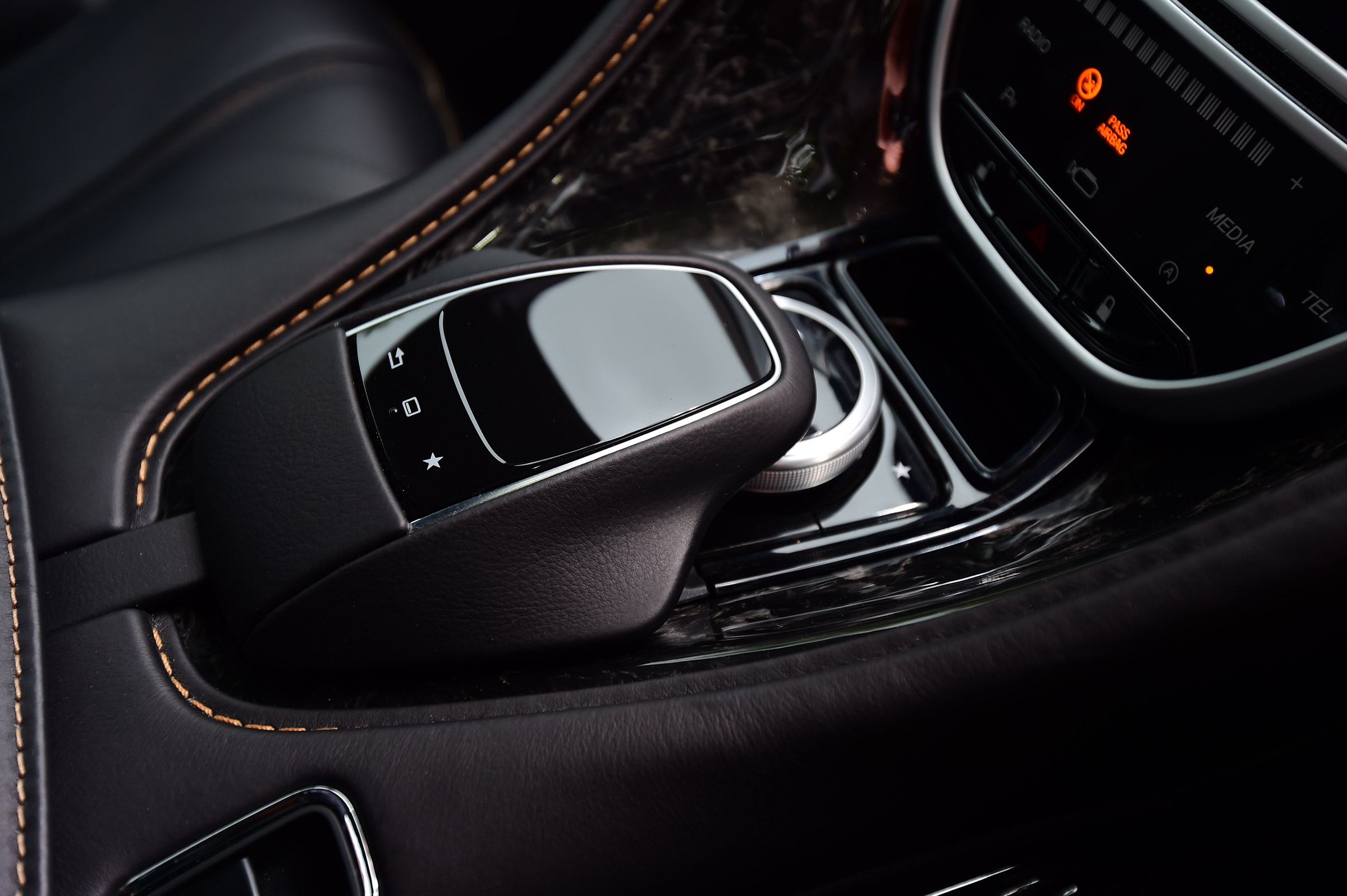 Aston Martin DB11 - controls