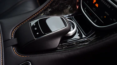 Aston Martin DB11 - controls