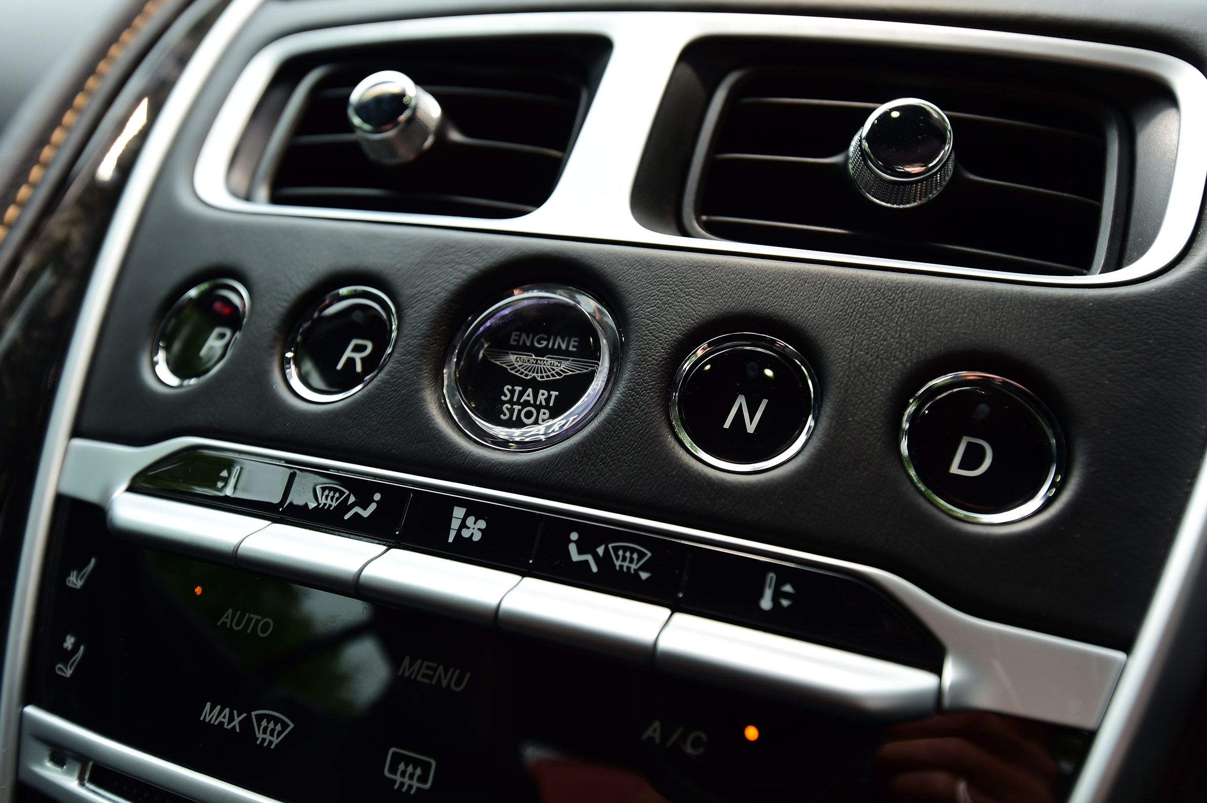 Aston Martin DB11 - centre console