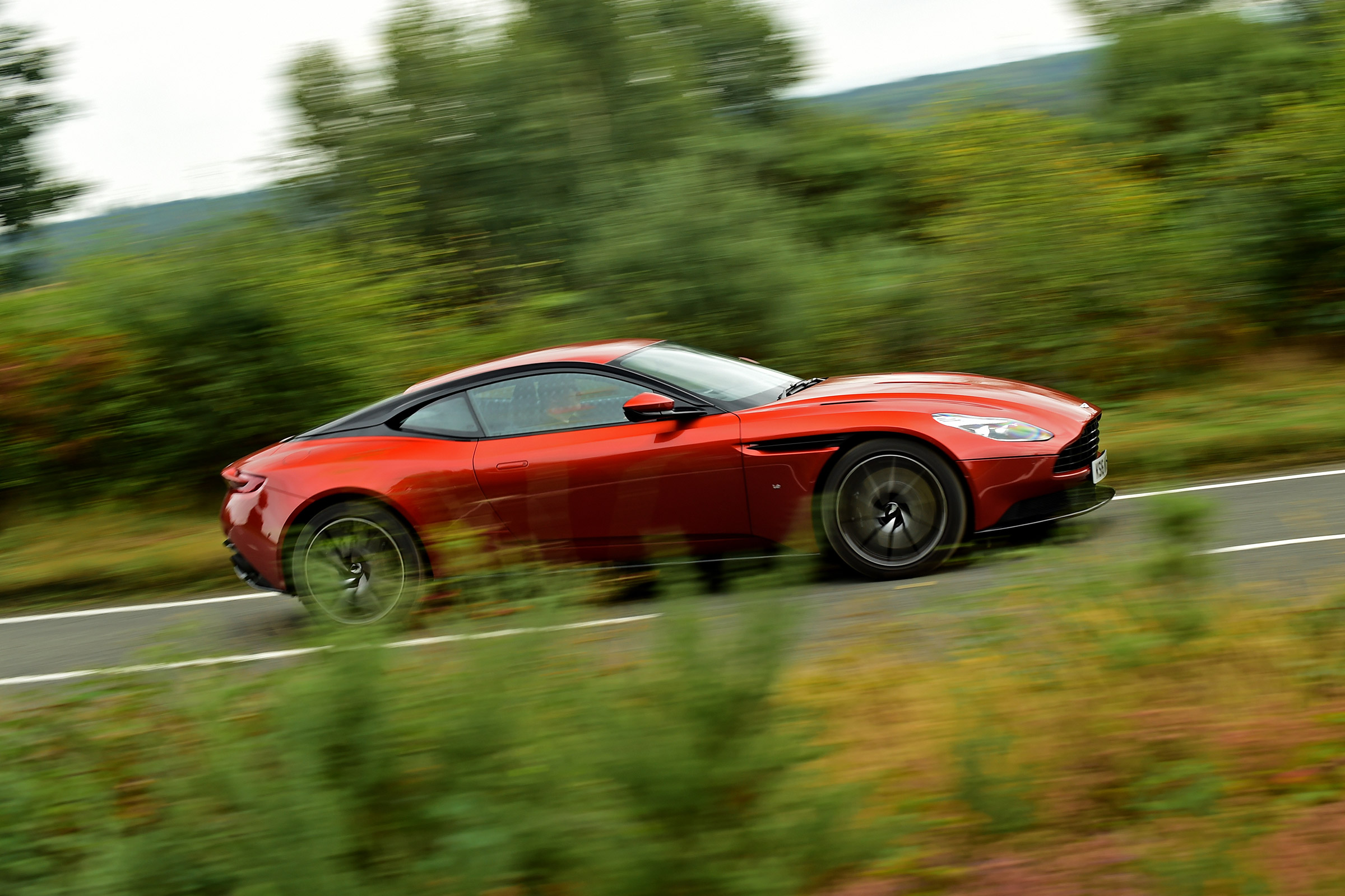 Aston Martin DB11 - side