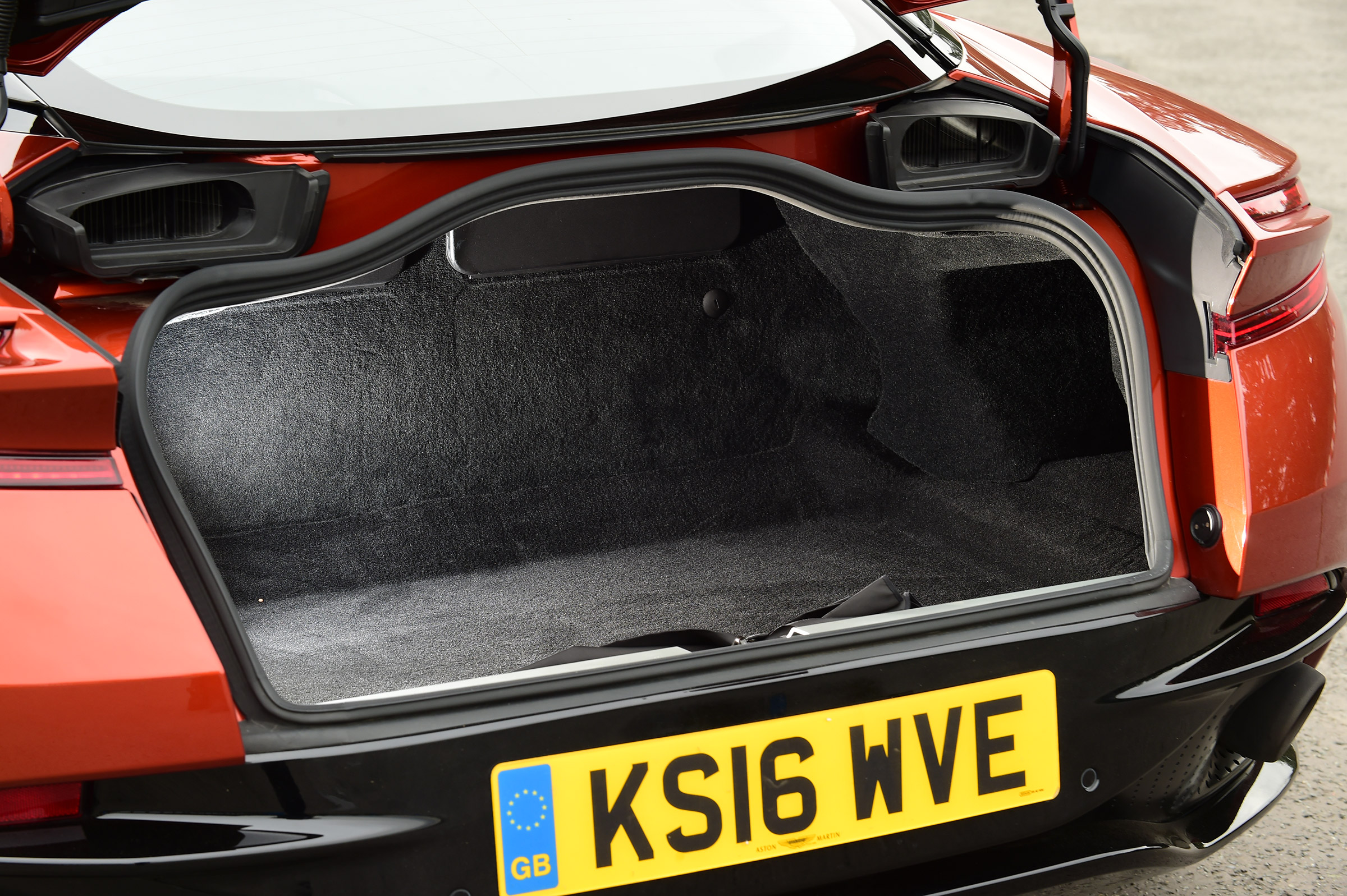 Aston Martin DB11 - boot