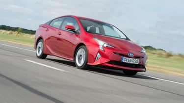 Kia Niro vs Toyota Prius -
