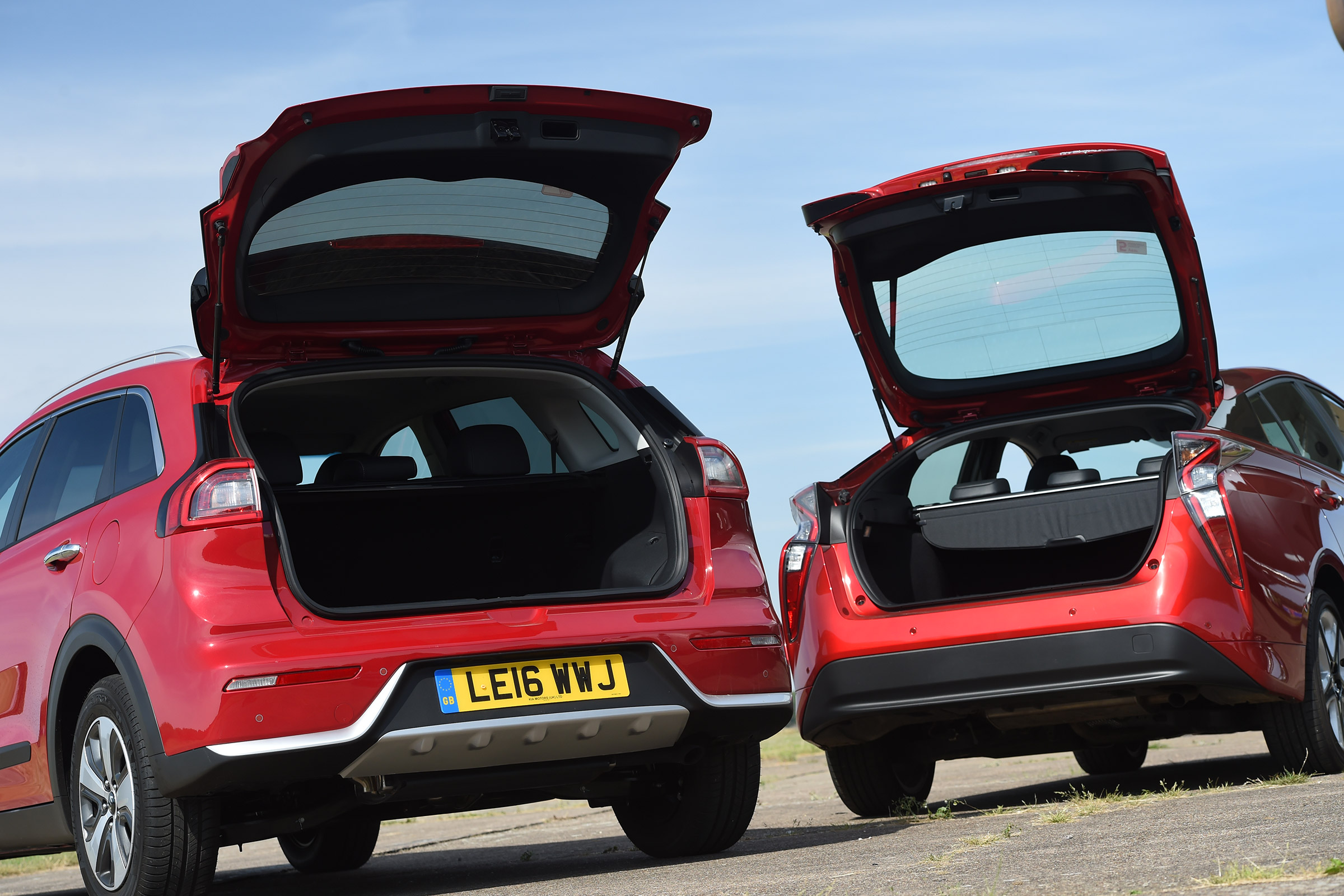 Kia Niro vs Toyota Prius - boot comparison