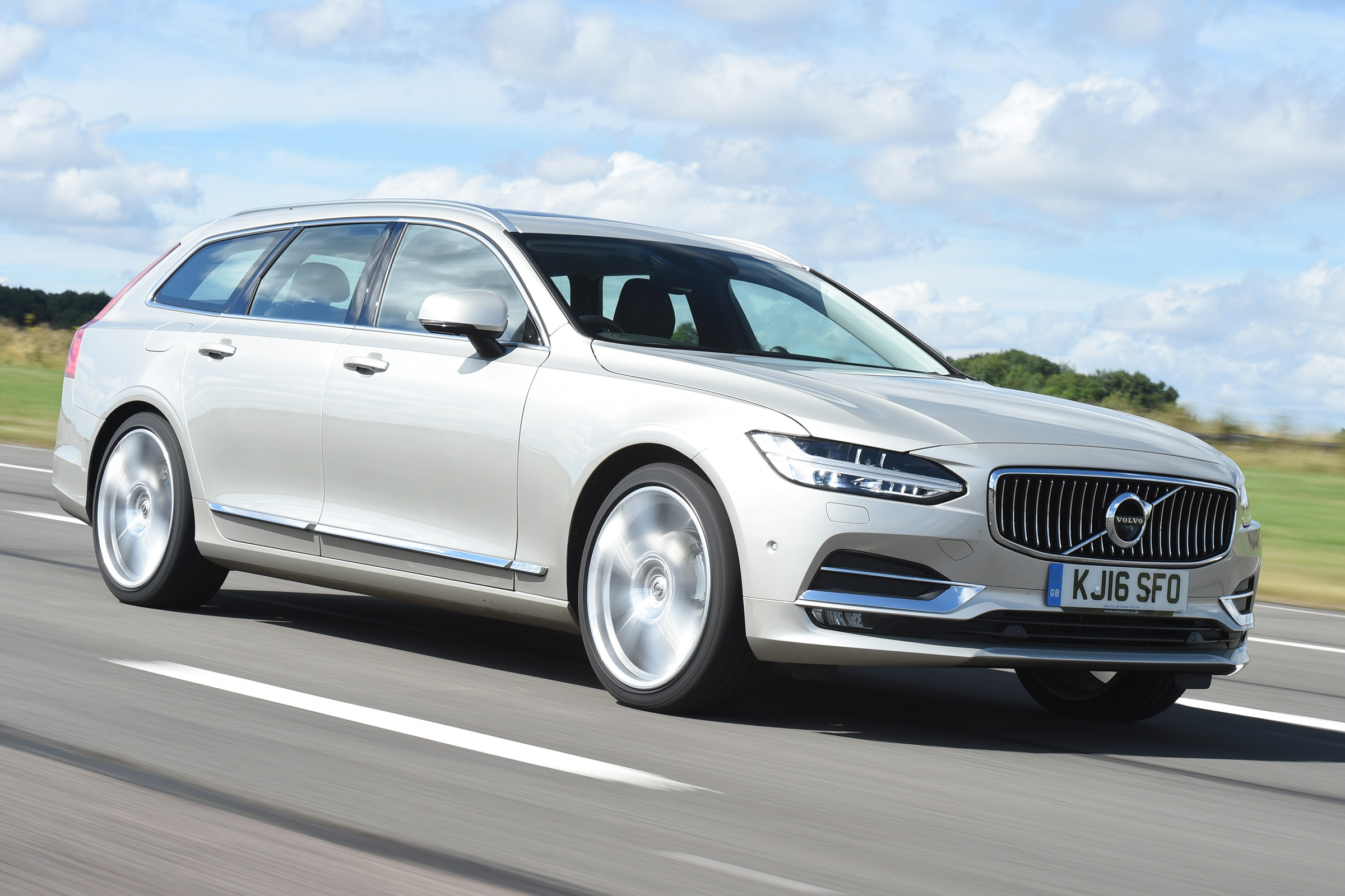 Volvo V90 2016 - front tracking