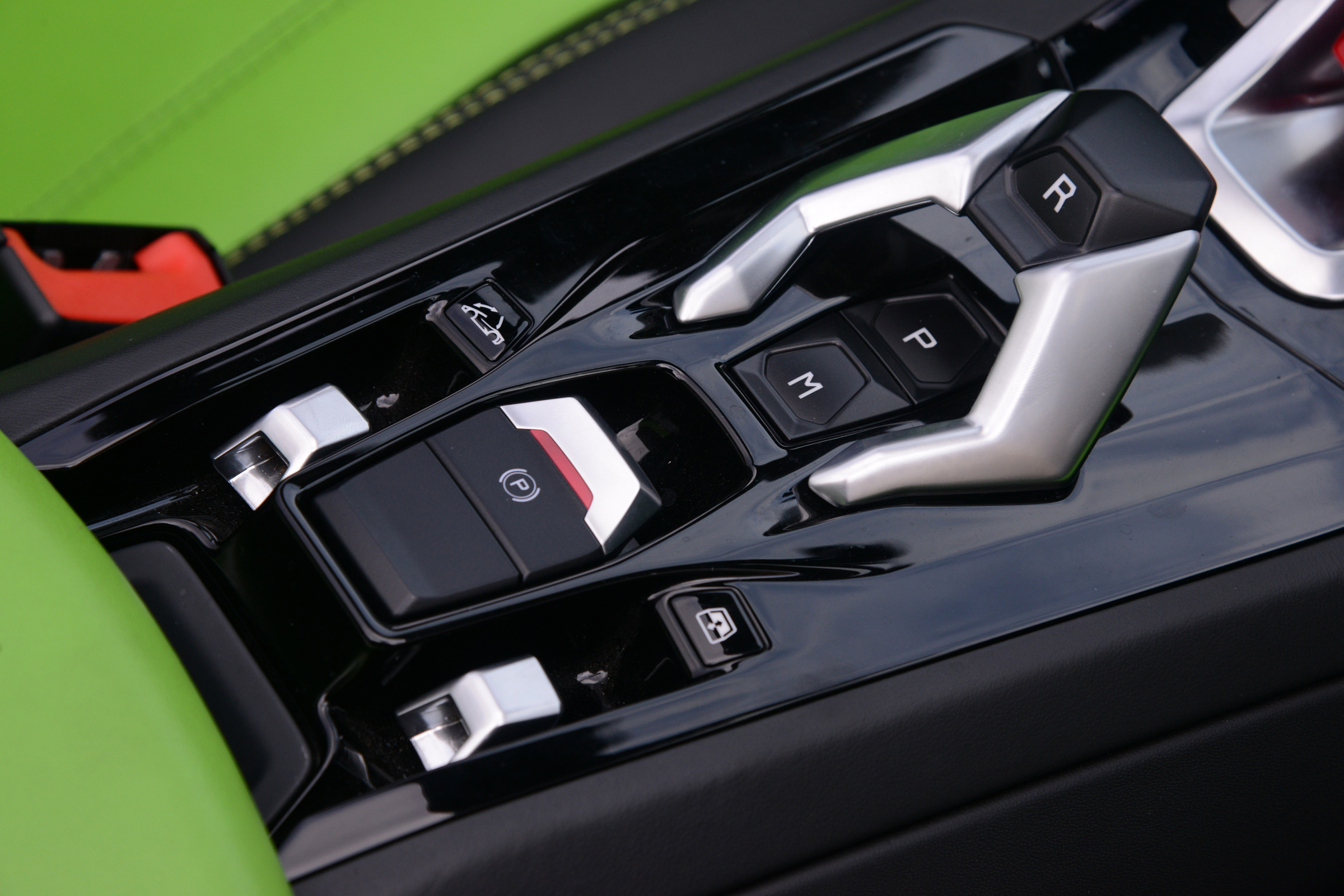 Lamborghini Huracan Spyder UK - centre console