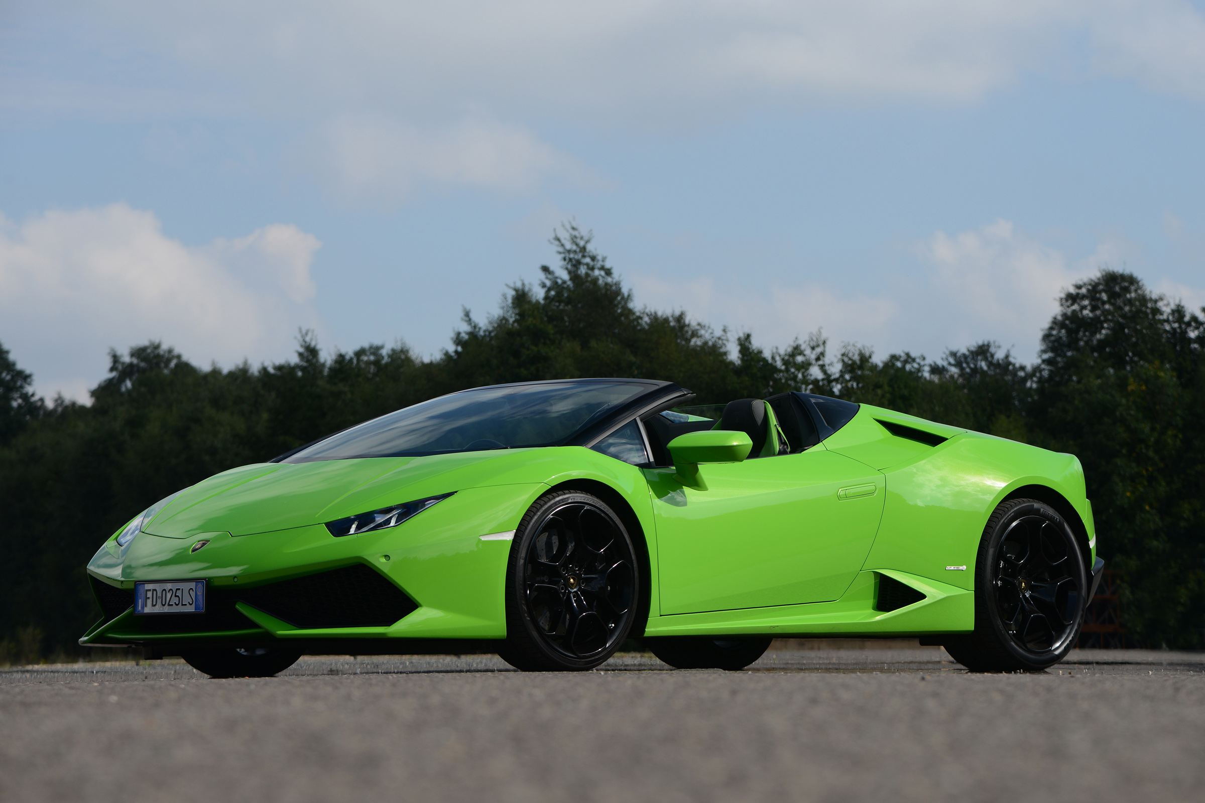 Lamborghini Huracan Spyder UK - front quarter