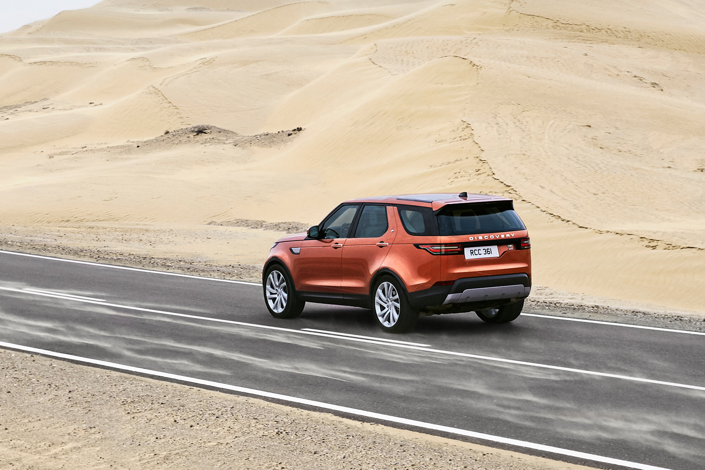 Land Rover Discovery 2017 - official road rear tracking