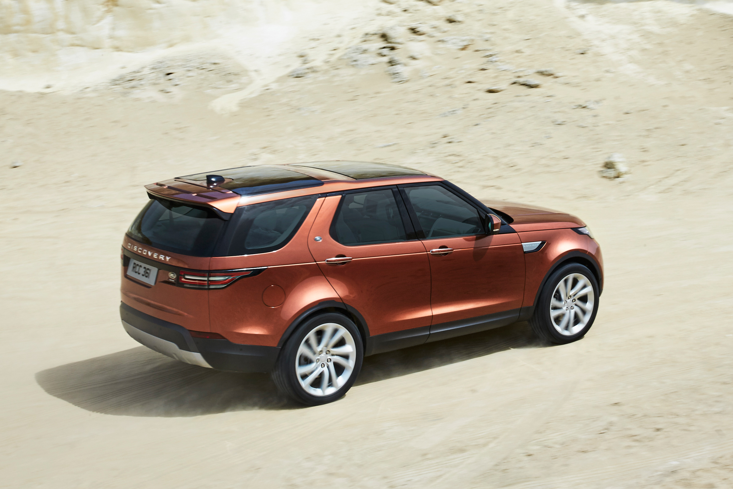 Land Rover Discovery 2017 - official rear tracking