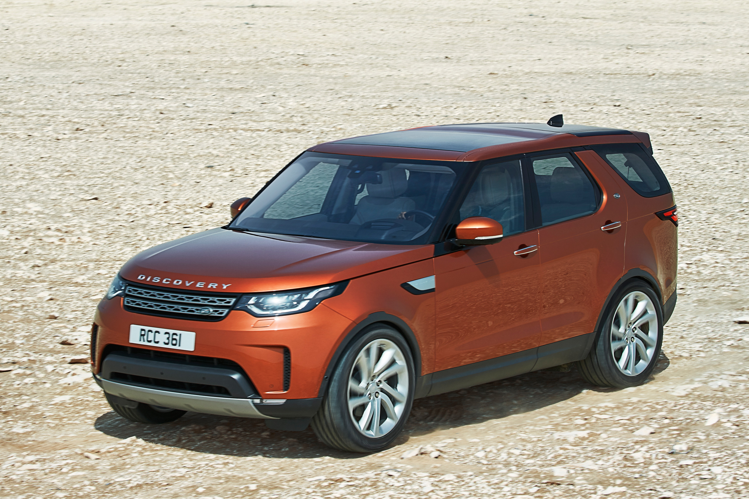 Land Rover Discovery 2017 - official front tracking