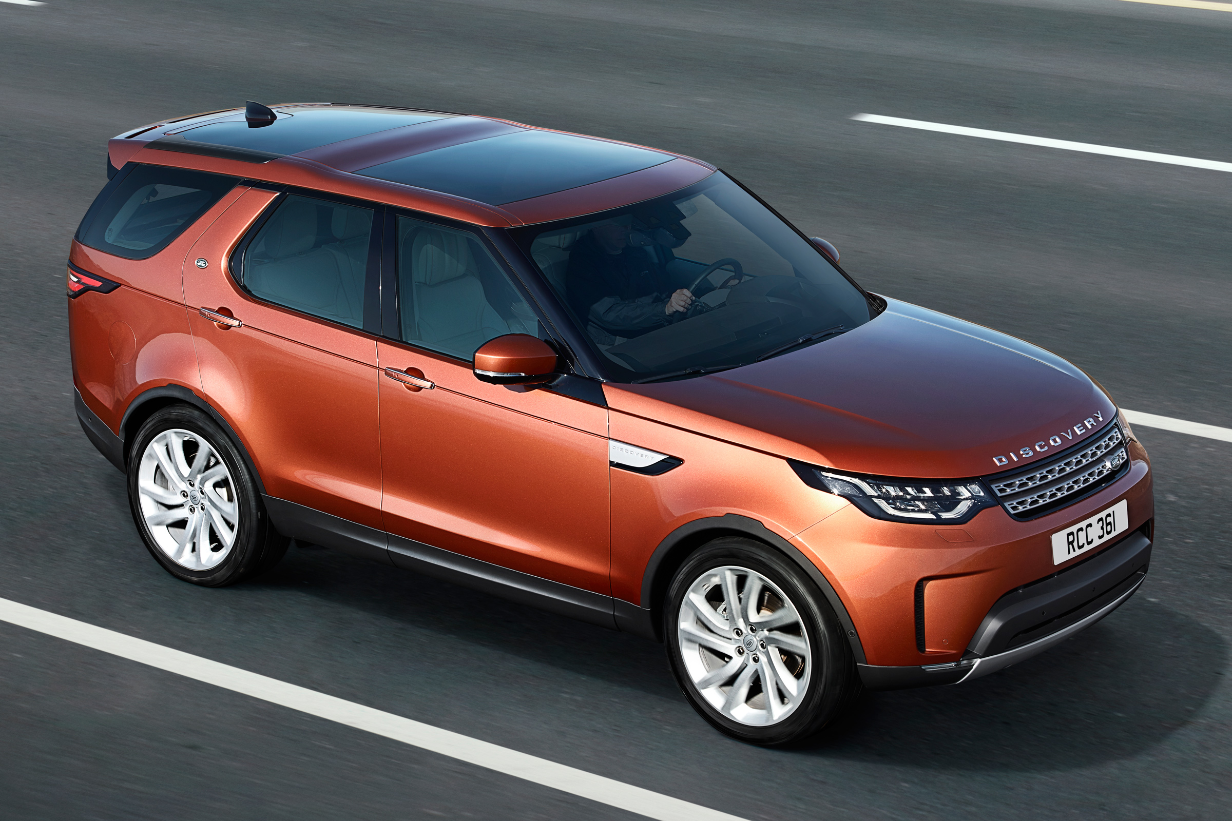 Land Rover Discovery 2017 - official road
