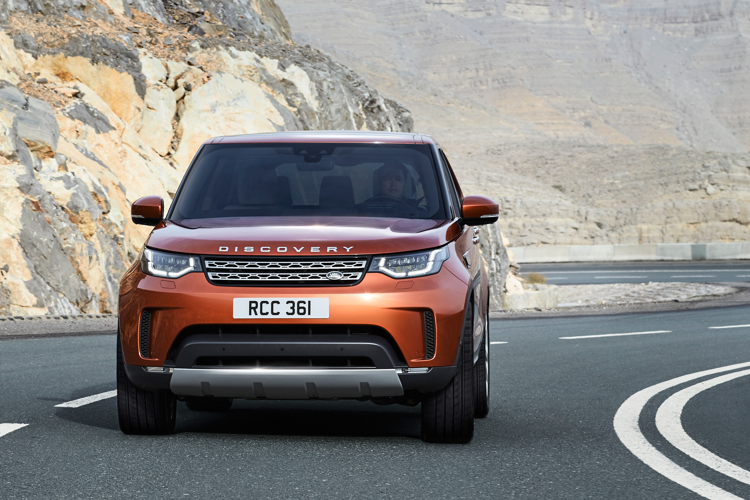 Land Rover Discovery 2017 - official road cornering