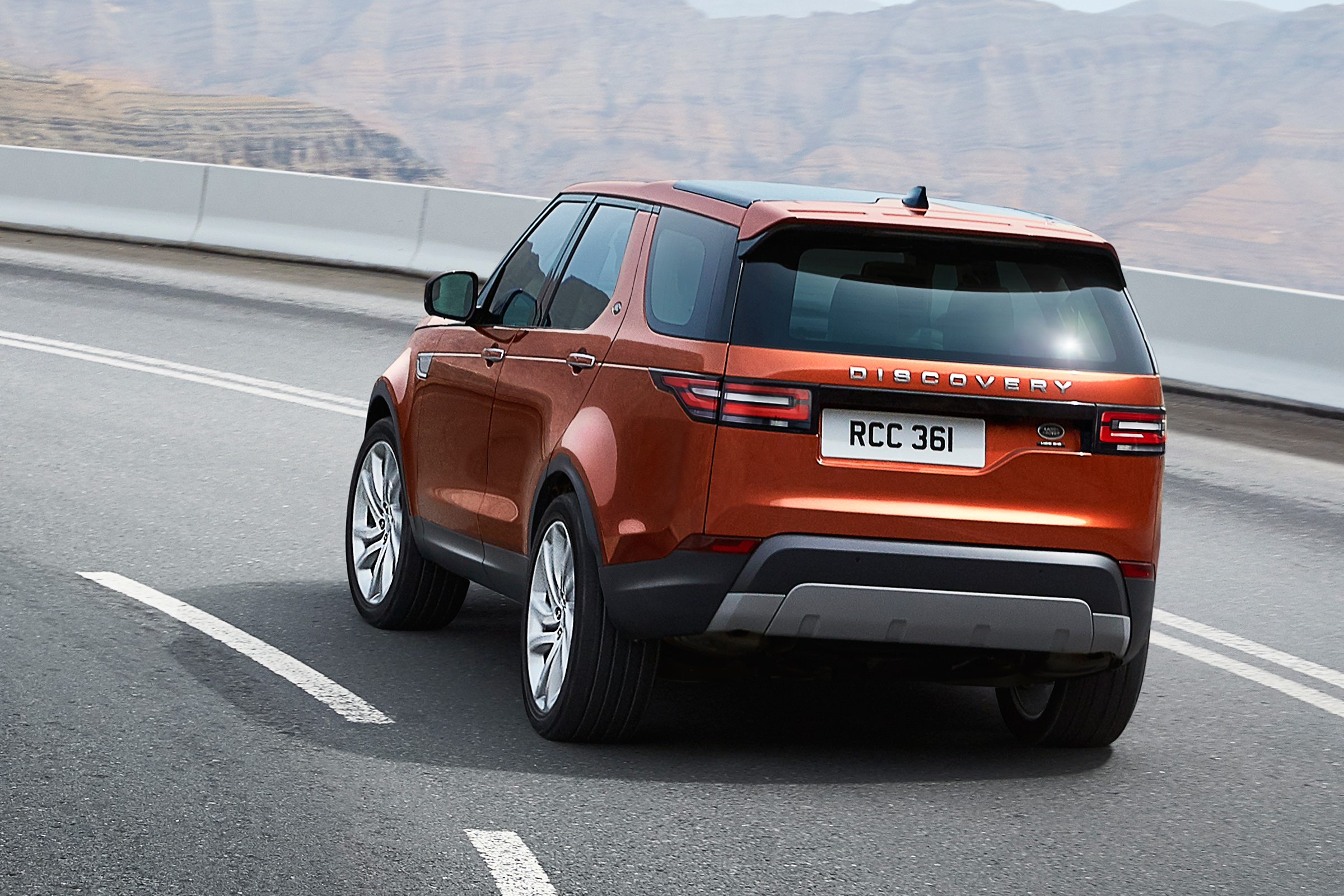 Land Rover Discovery 2017 - official road cornering 2