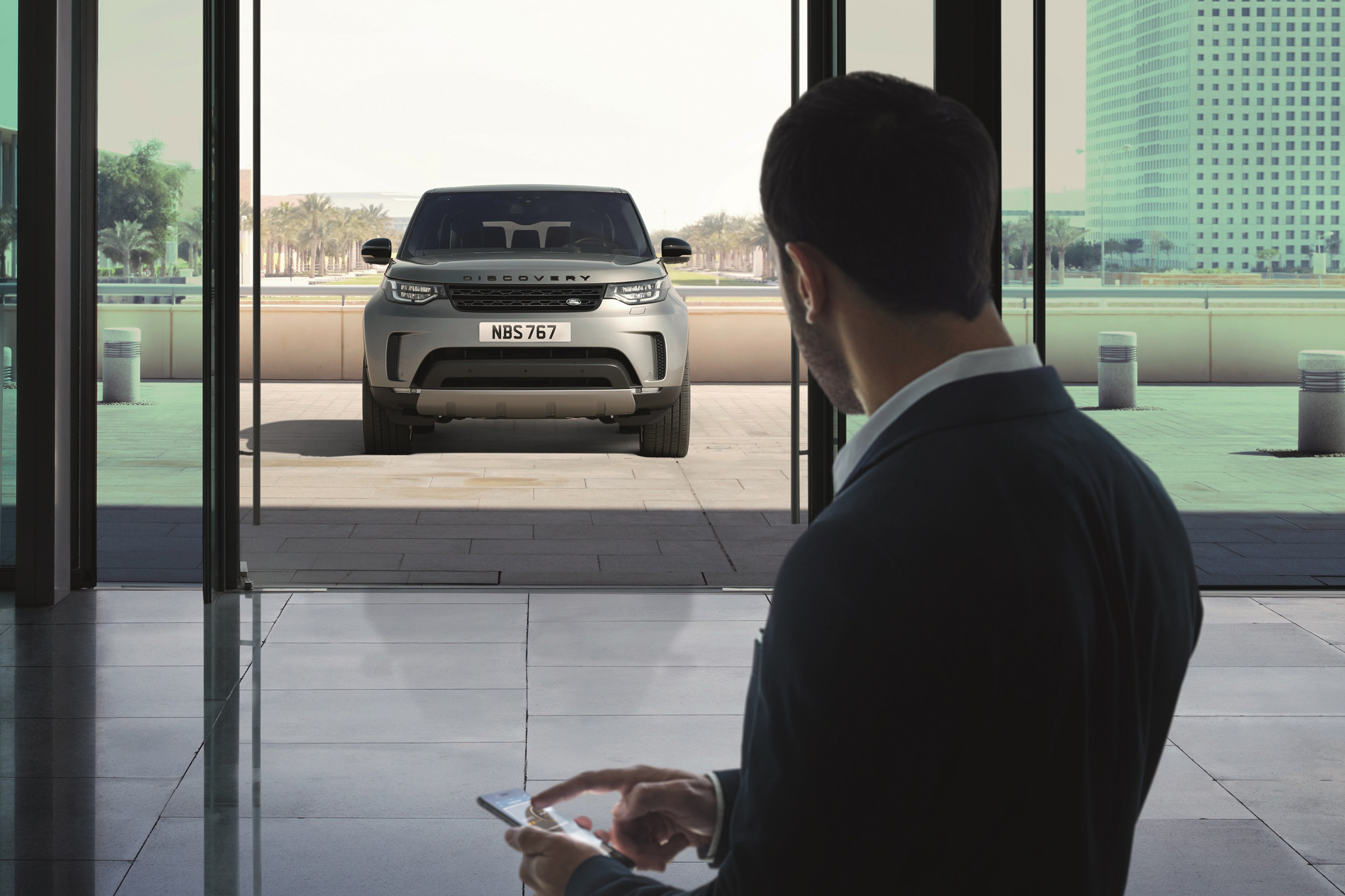 Land Rover Discovery 2017 - first edition front 2