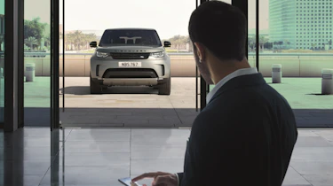 Land Rover Discovery 2017 - first edition front 2