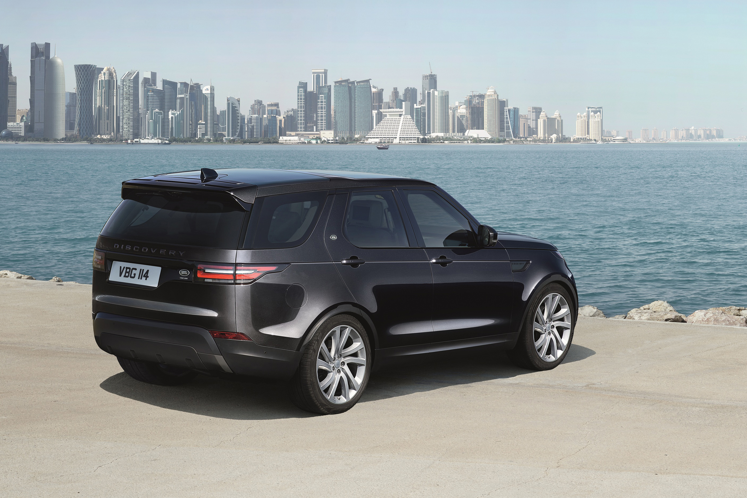 Land Rover Discovery 2017 - first edition rear 2