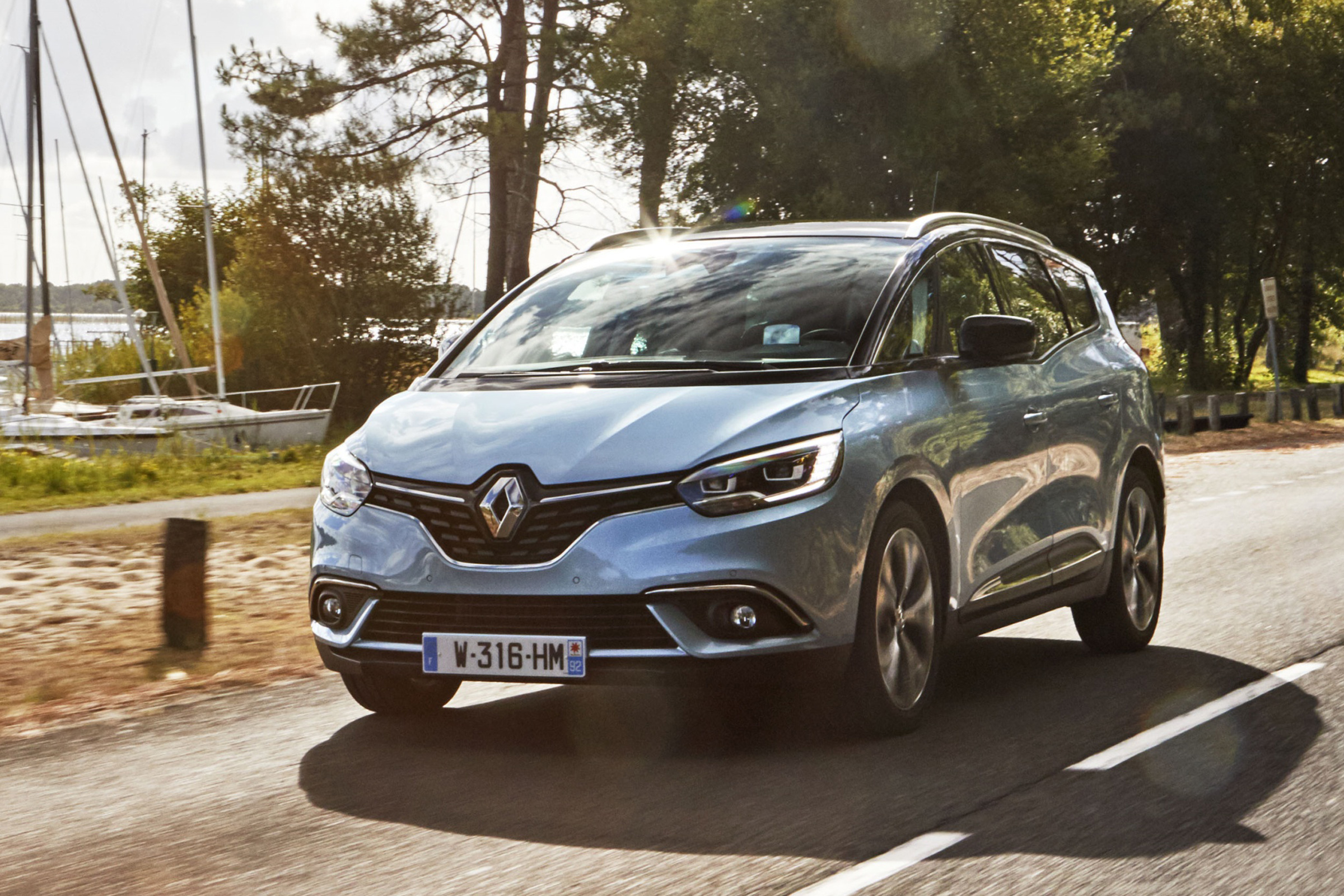 Renault Grand Scenic 2016 - front tracking 3