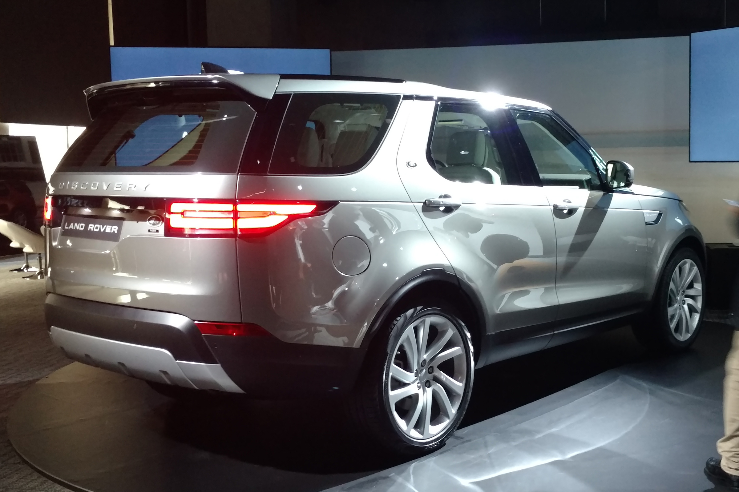 Land Rover Discovery 2017 - reveal rear quarter