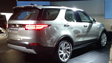 Land Rover Discovery 2017 - reveal rear quarter