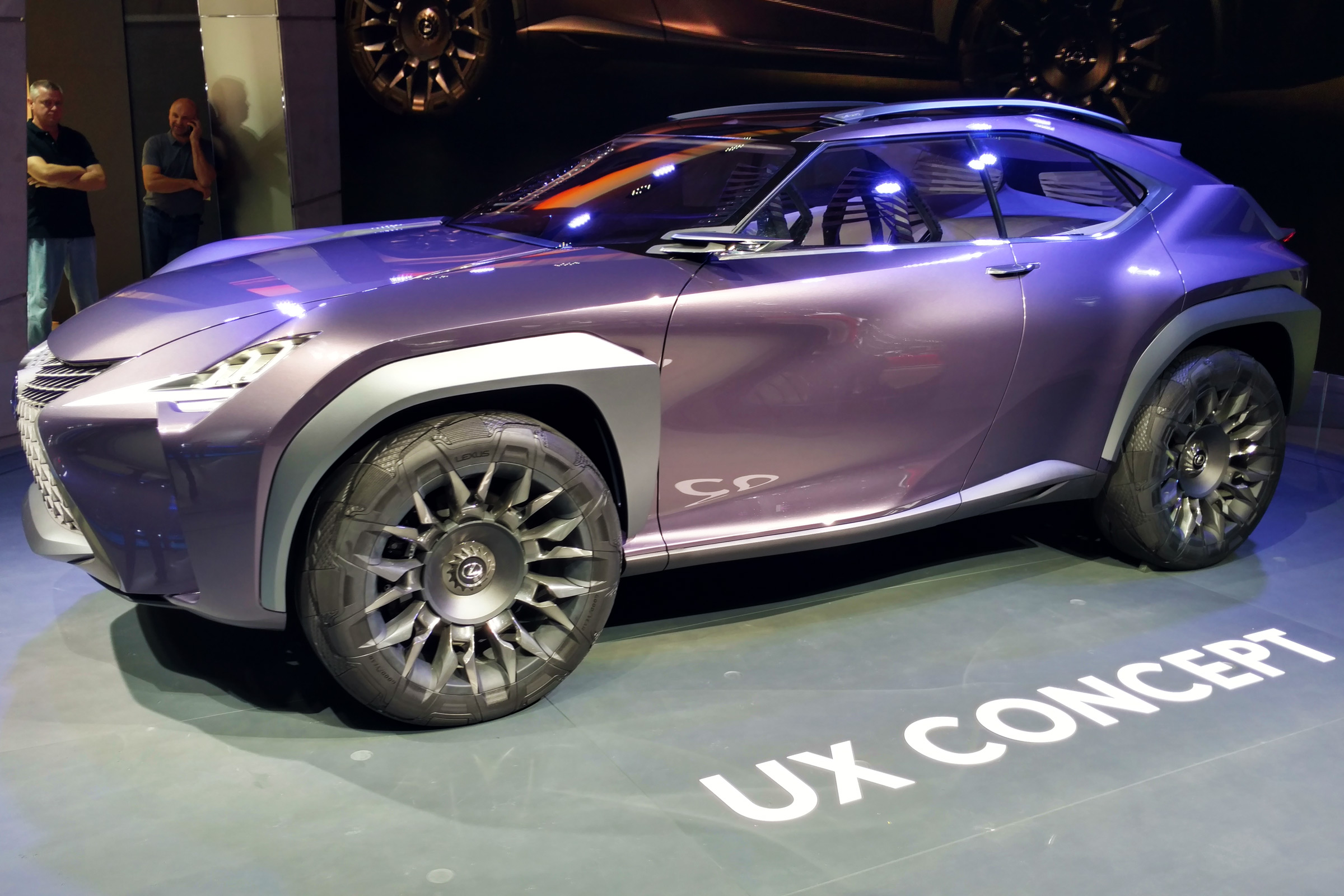 Lexus UX - Paris side