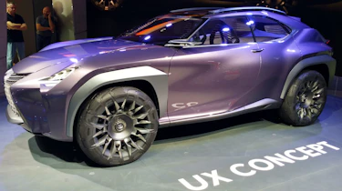 Lexus UX - Paris side