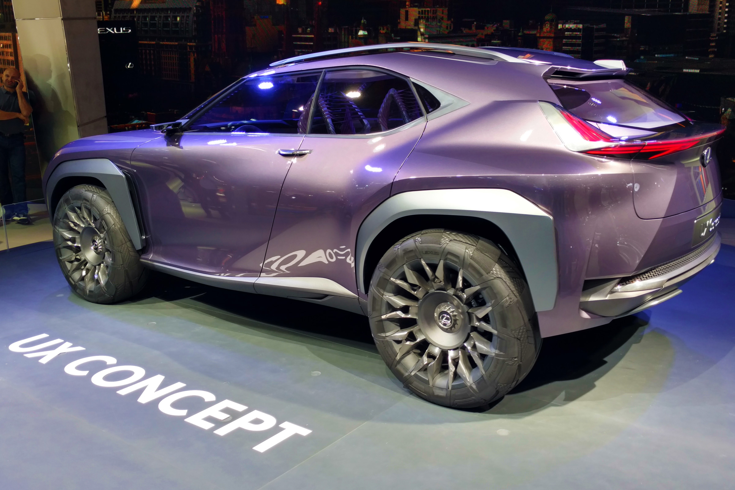 Lexus UX - paris side 2