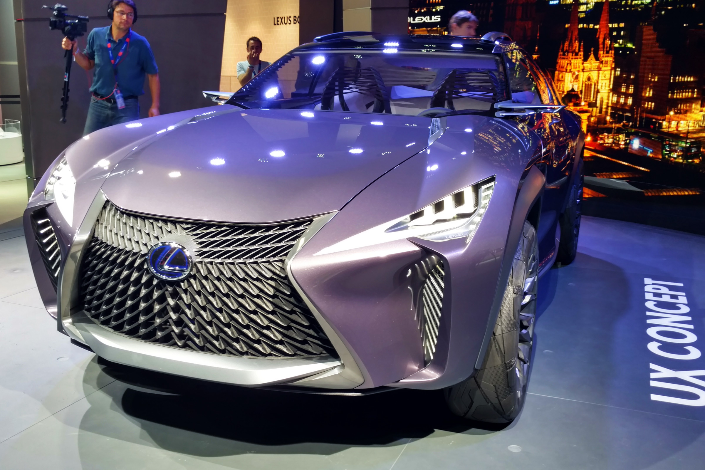 Lexus UX - Paris front