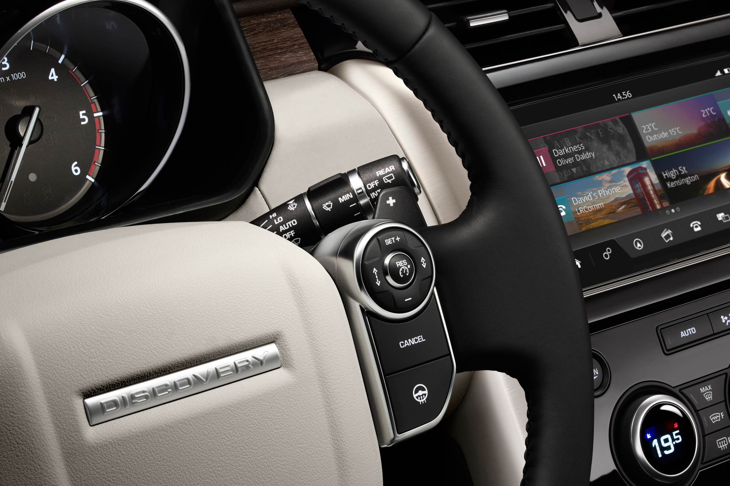 Land Rover Discovery 2017 - official steering wheel