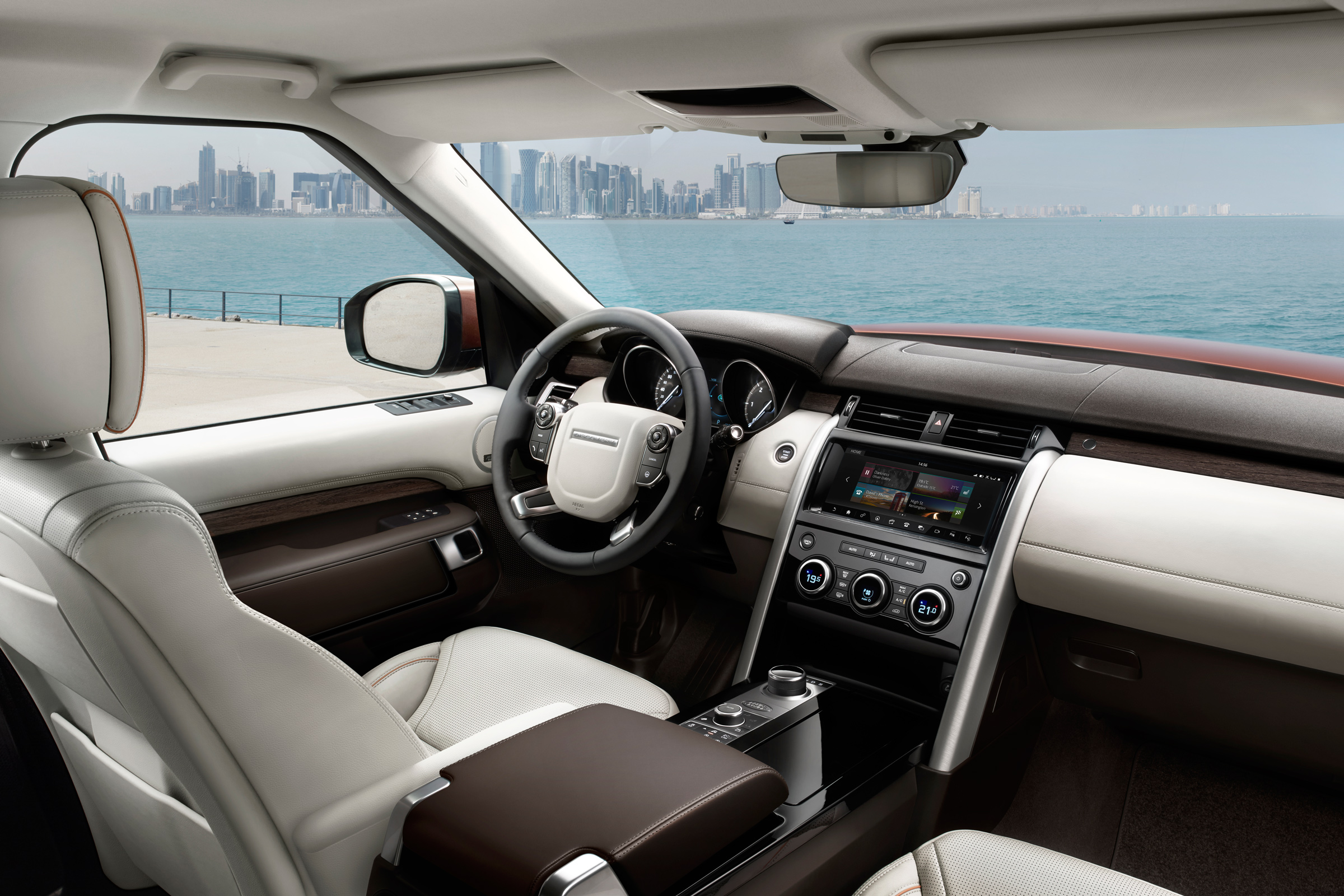 Land Rover Discovery 2017 - official interior