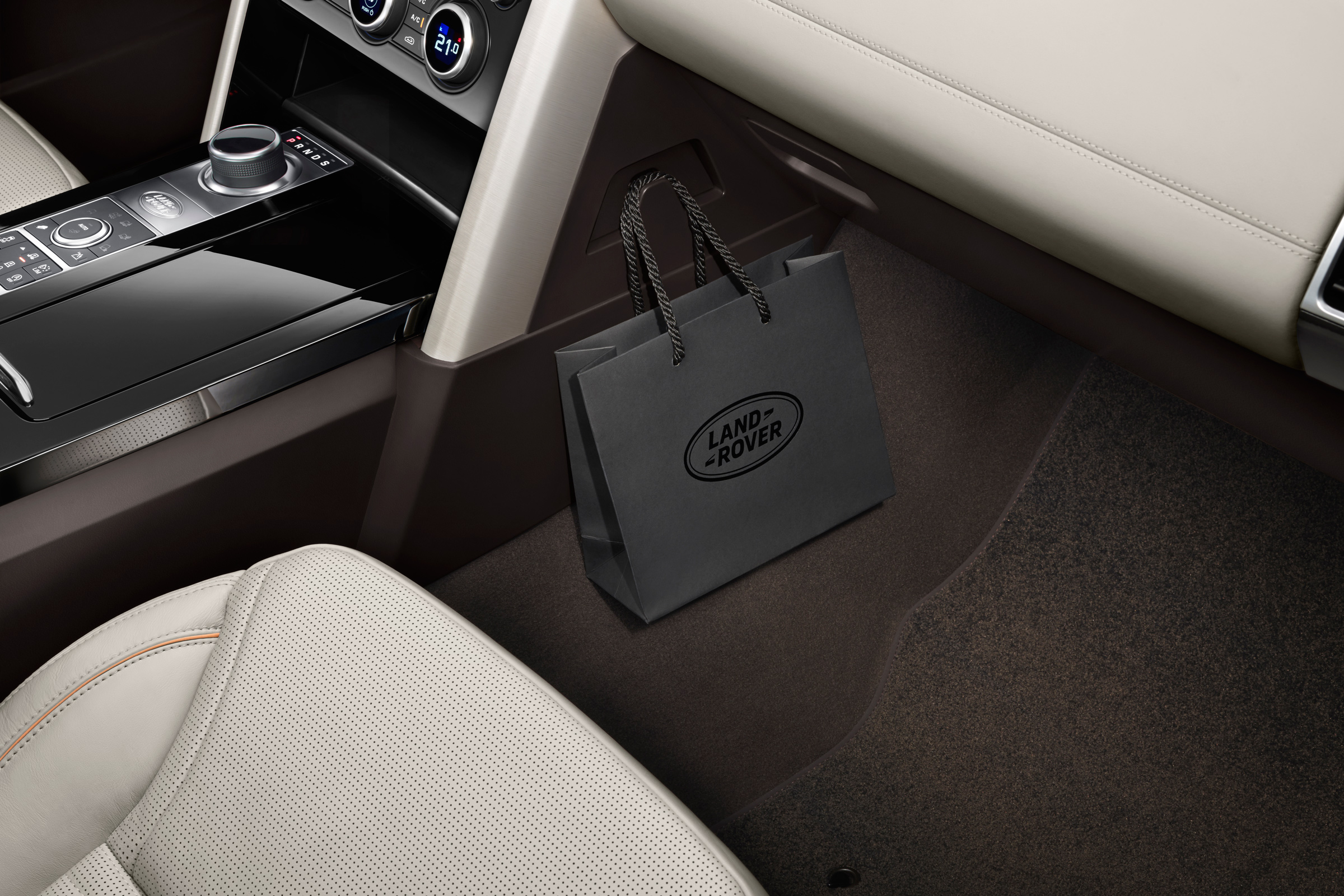 Land Rover Discovery 2017 - official hook
