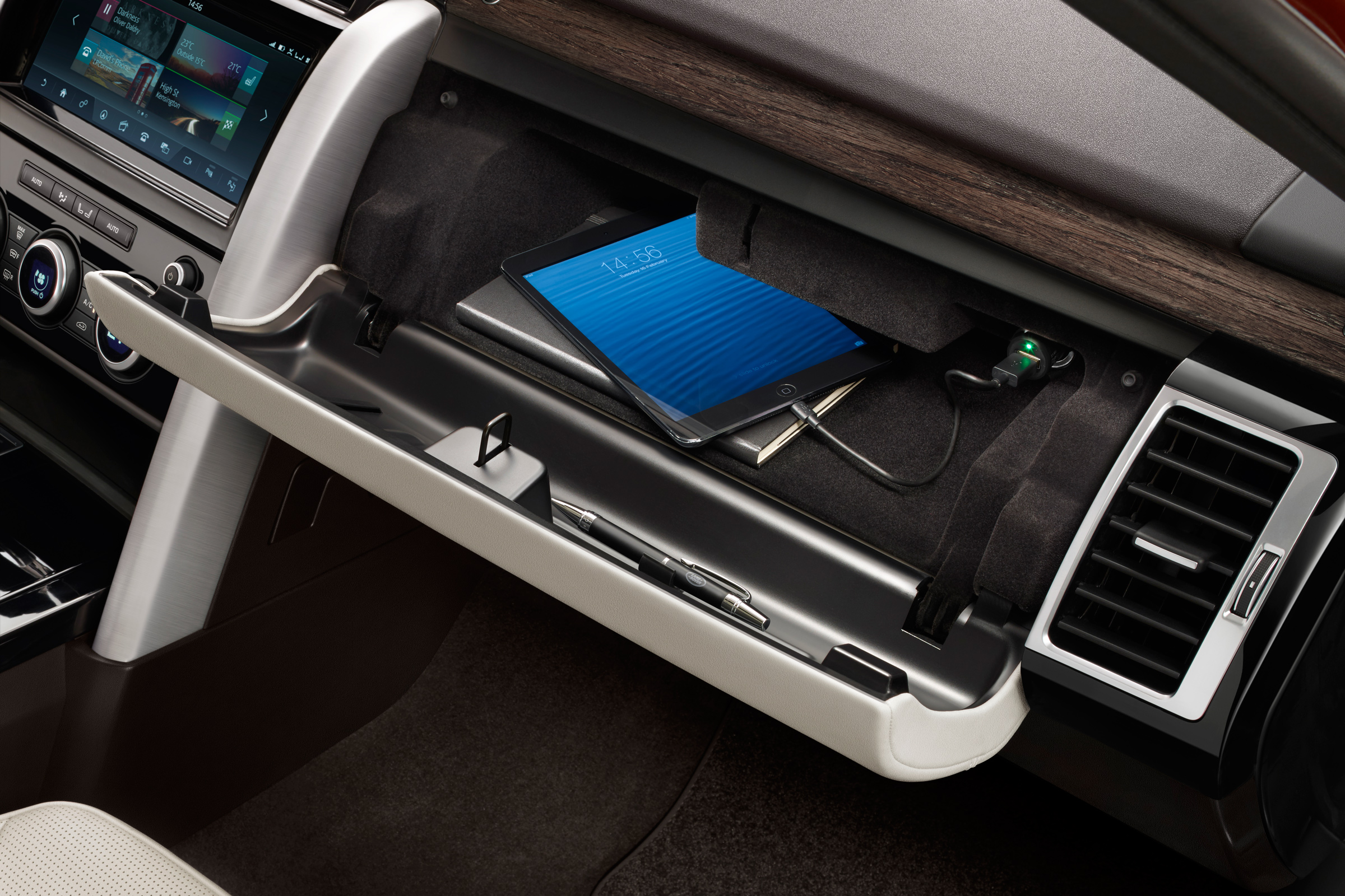 Land Rover Discovery 2017 - official glovebox